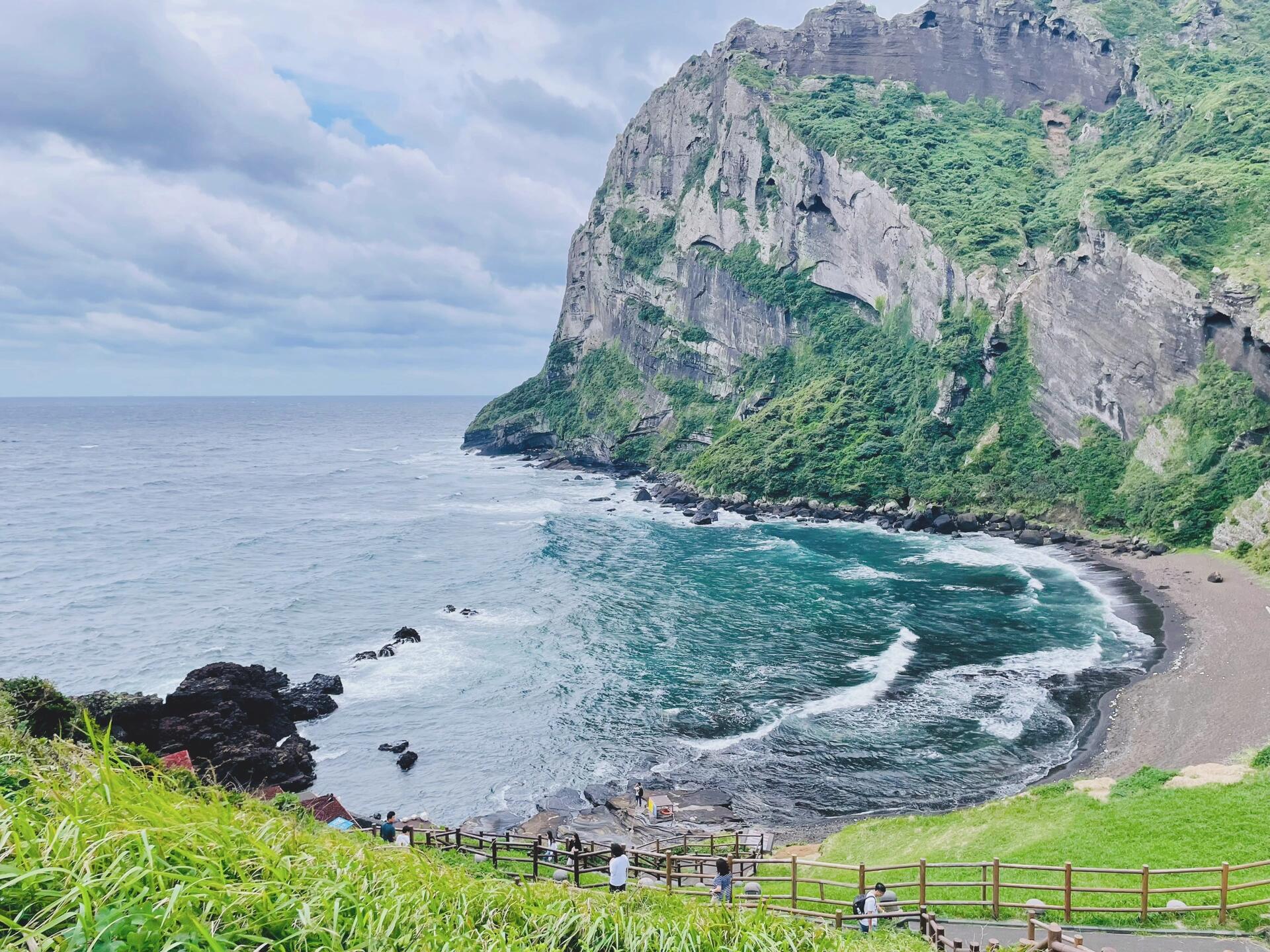 
                        城山日出峰｜我心心念念的海邊打卡地??包車游濟州島海島線一日游，路線安排是涉地可支-牛島-城山日出峰-月汀里。下午3點到達城山日出峰，真是美得讓人驚嘆！懸崖峭壁與海岸線的結合，簡直美不勝收！超級喜歡這里！#城山日出峰 #濟州島包車一日游 #濟州島海景 #韓國旅行 #濟州島旅游