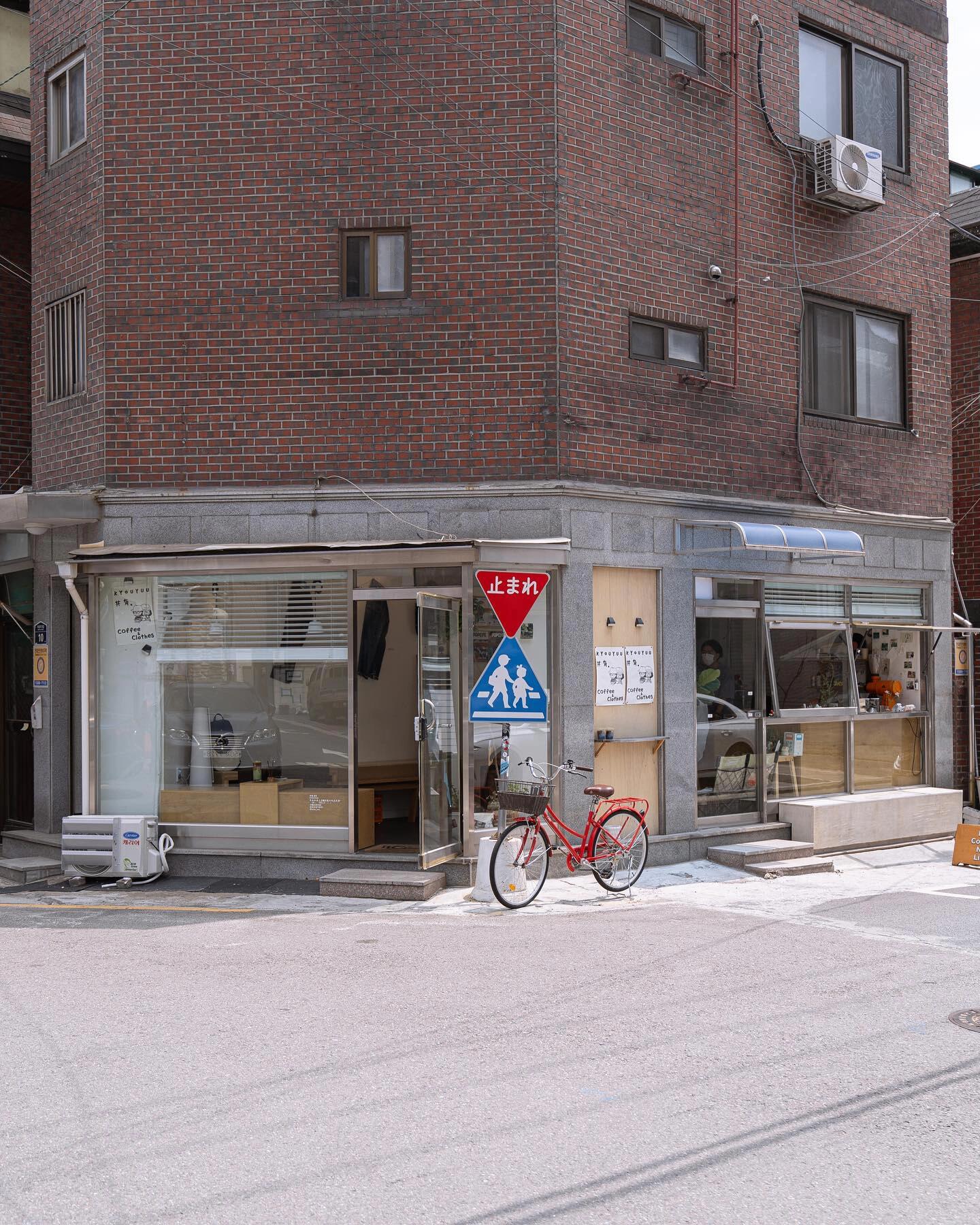 
                        咖啡店｜小平米低成本胡同里的咖啡館位于小溪邊的城北川附近的胡同里，很容易找到入口的標志牌。停字的意思，表達了這里的氣氛，暫時停下來。陽光充足，很適合邊走邊參觀。from:ins#COTD咖啡探店 #咖啡店 #空間設計 #咖啡店設計 #商業空間設計 #室內設計 #裝修設計 #咖啡店設計案例 #設計案例分享 #咖啡店拍照 #秋天的第一杯咖啡 #COTD咖啡 #COTD今日咖啡 #cotd咖啡探店 #首爾探店 #首爾美食 #首爾生活 #探店 #周末探店 #門頭設計 #門頭招牌 #美式 #簡約 #私藏店鋪 #分享店鋪 #店鋪實拍 #小眾店鋪 #店鋪設計 #店鋪櫥窗設計 #高顏值咖啡館推薦 #店鋪設計裝修 #店鋪門頭設計 #街景隨拍 #韓國生活 #Ins風店鋪裝修 #ins風 #社區咖啡店 #胡同里的咖啡店 #社區咖啡館 #外帶咖啡 #不銹鋼 #不銹鋼吧臺 #店鋪門頭不銹鋼背光字 #韓國探店咖啡廳 #韓國探店