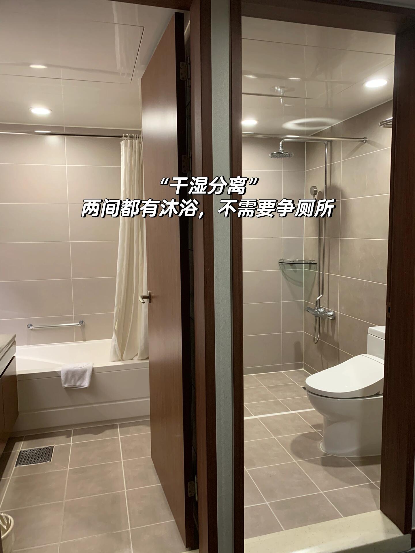 
                        帶????爸媽去旅行｜三個人只用RM880??首爾兩個月前，我爸突然說：“你看幾時有長假期，我們出國玩吧！” 我想著可以選31/8國慶日前后那幾天，隨機看看哪個國家有offer Enrich saver的機票，最后選定了韓國，因為一個人只需要花費32,800積分+ RM296的稅和服務費，就可以換來回機票+20kg的行李重量。由于我爸10年前帶我們跟團過，而我媽去年12月剛跟我來韓國追星，但是行程太趕，有些收藏的景點沒去到，所以這次的行程主要去較新的景點逛逛和吃東西！6天5夜的行程：?? 第一天：東大門/圣水0800: 到達仁川機場0900: 領取電話卡0915: 早餐- Our Cafe (T1 2號出口附近)1120: 到達酒店/寄放行李1140: DootaMall/ Hyundai 免稅店1310: 午餐- 炸醬面 ????0410????1400: Hyundai Outlet 逛街1500: Check in Hotel Skypark Kingstown / 休息1700: 出發去圣水1745: 抵達曠野 （SM公司）1815: 步行至圣水Dior1900: 晚餐- 豬脊骨湯 ??? ?? ???(????? ??? ???2? ???? 45) 2030: 到達 DDP / 回酒店休息??第天的消費金額可參考圖14????東大門住宿（5天4夜）：??Hotel Skypark Kingstown Dongdaemun 房間可參考圖16-17。我訂了Triple room，里面有三張單人床和兩間廁所，可以保證三人的睡眠品質和省去爭廁所的煩惱。酒店地點也很好，樓下就有Hyundai Outlet，周圍有Doota Mall，免稅店，還有各種餐館。父母早起的話可以自己到處“探店”。我爸就是連續兩天早上到對面的餃子店買了餃子和包子，Isaac Toast（老網紅）買了吐司，Ediya coffee買咖啡。======第二天：南怡島/晨靜樹木園第三天：延南洞/弘大第四天：江南/明洞第五天：仁川#想記錄下此刻 #韓國 #韓國旅行 #韓國旅行攻略 #韓國東大門 #韓國圣水洞 #韓國購物 #韓國美食 #韓國美食探店 #韓國首爾