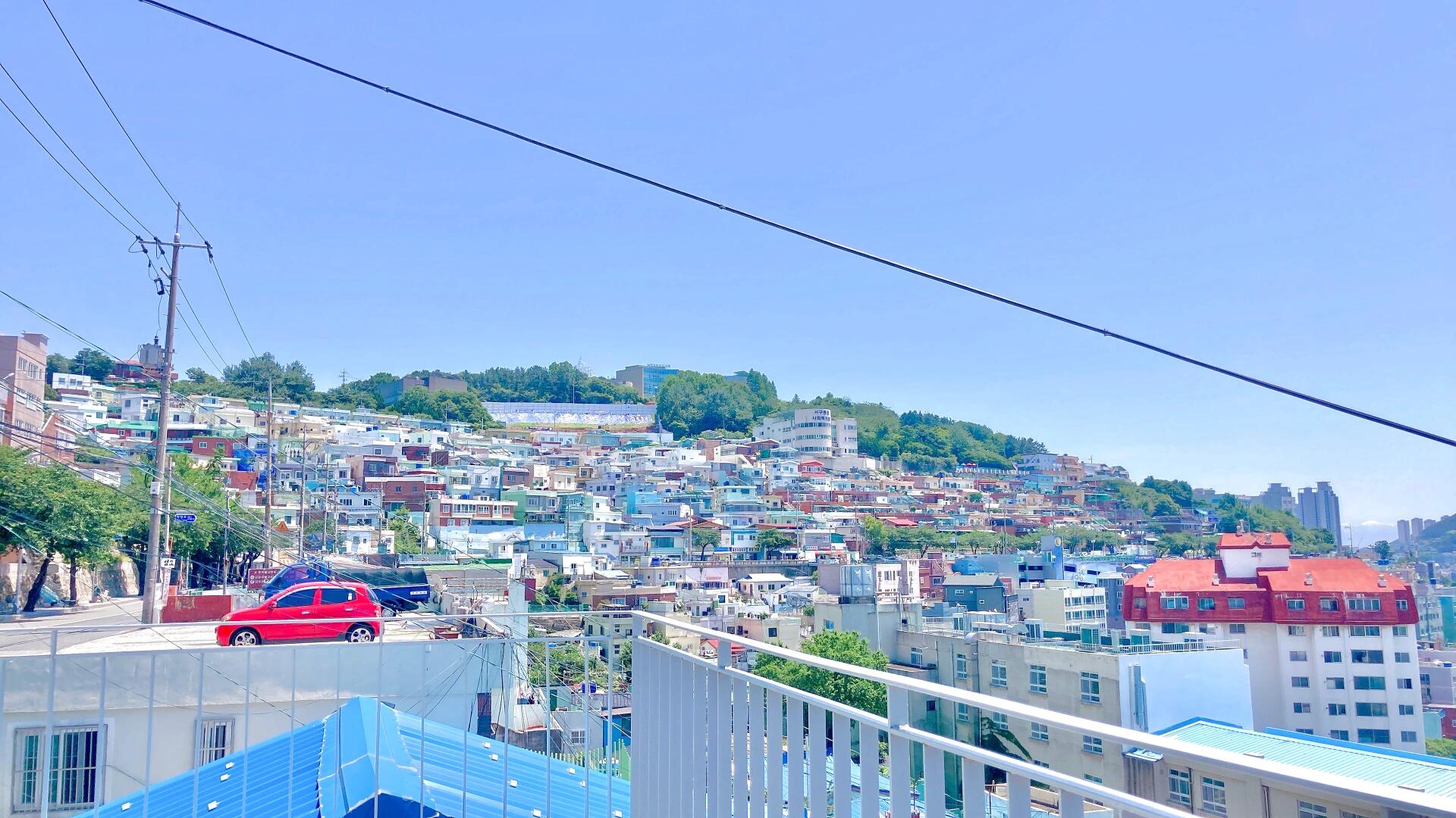 
                        釜山????免費迷你纜車 192希望階梯????? 192 希望階梯這地方一定要收藏起來！搭乘免費迷你纜車，俯瞰絕美高空市景下一篇發視頻版來時下錯了公交站遇到一個超級好心的韓國人他說：我帶你們走下車后真的很驚訝，超漂亮的！非常寧靜有種身處日本鄉下的錯覺路上人不多看起來都很悠閑，心平氣和到了入口大概就先拍了一百張??這個纜車是給當地居民乘坐的上下兩段，各一臺一臺限重130kg，只能容納2位大人有居民要搭一定要先禮讓哦我們在這里居然待了快兩個小時來來回回坐了好多趟階梯和兩側都有彩繪和壁畫坐上去之后可以俯瞰樓下的市容一開始車子有點小晃，從這么高往下看真的有點害怕但看著逐漸升高的城市風貌，鳥瞰整個釜山市景實在太美了，還不用錢！是約會的好地方非常值得來獨自坐纜車上去時，老公幫我側拍階梯超級陡峭他得爬坡追著我一直邊跑邊拍我一直笑笑到肚子痛原來這是一項團隊合作總而言之，感謝得力助手老公看了高空的美景帶著滿足的心準備去白淺灘文化村有機會在釜山真的要安排上一天早上的行程哦#釜山 #釜山探店 #釜山旅行 #釜山行 #釜山必去 #釜山旅游 #釜山攻略 #階梯彩繪 #192階梯 #彩繪壁畫