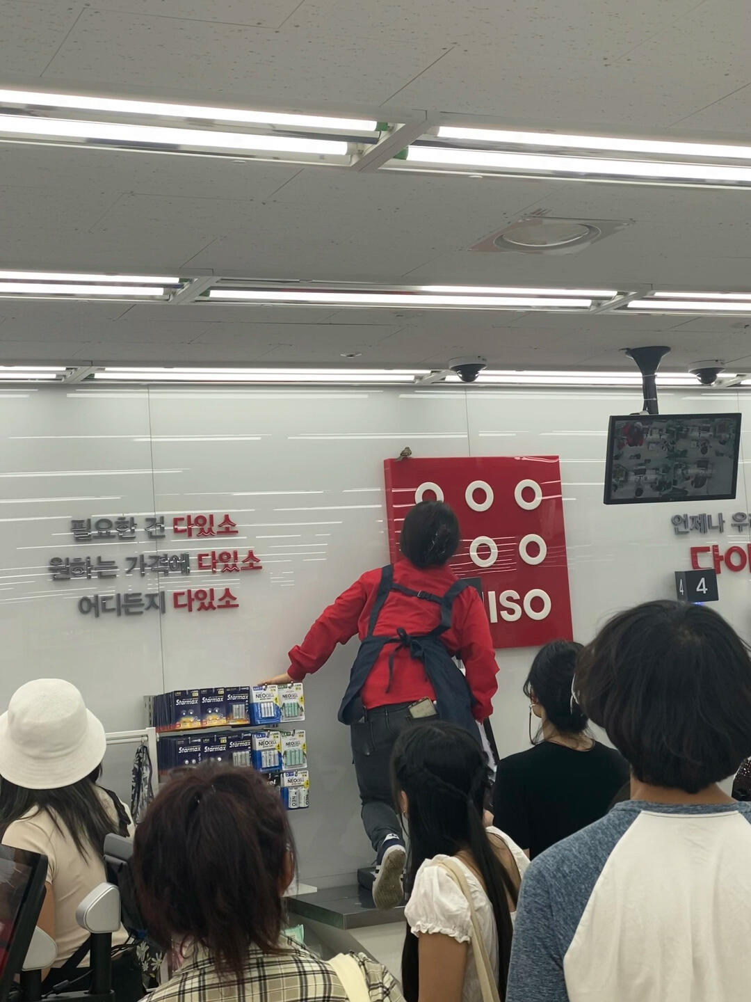 
                        明洞???意外的驚喜：麻雀落在店員頭上????在明洞的???逛街時，竟然看到一只麻雀精準地降落在一位店員的頭頂！我在現場看到這一幕，真的是笑到不行??????分享這個搞笑瞬間給大家，感受一下這意外的樂趣吧！#韓國旅游 #明洞 #大創