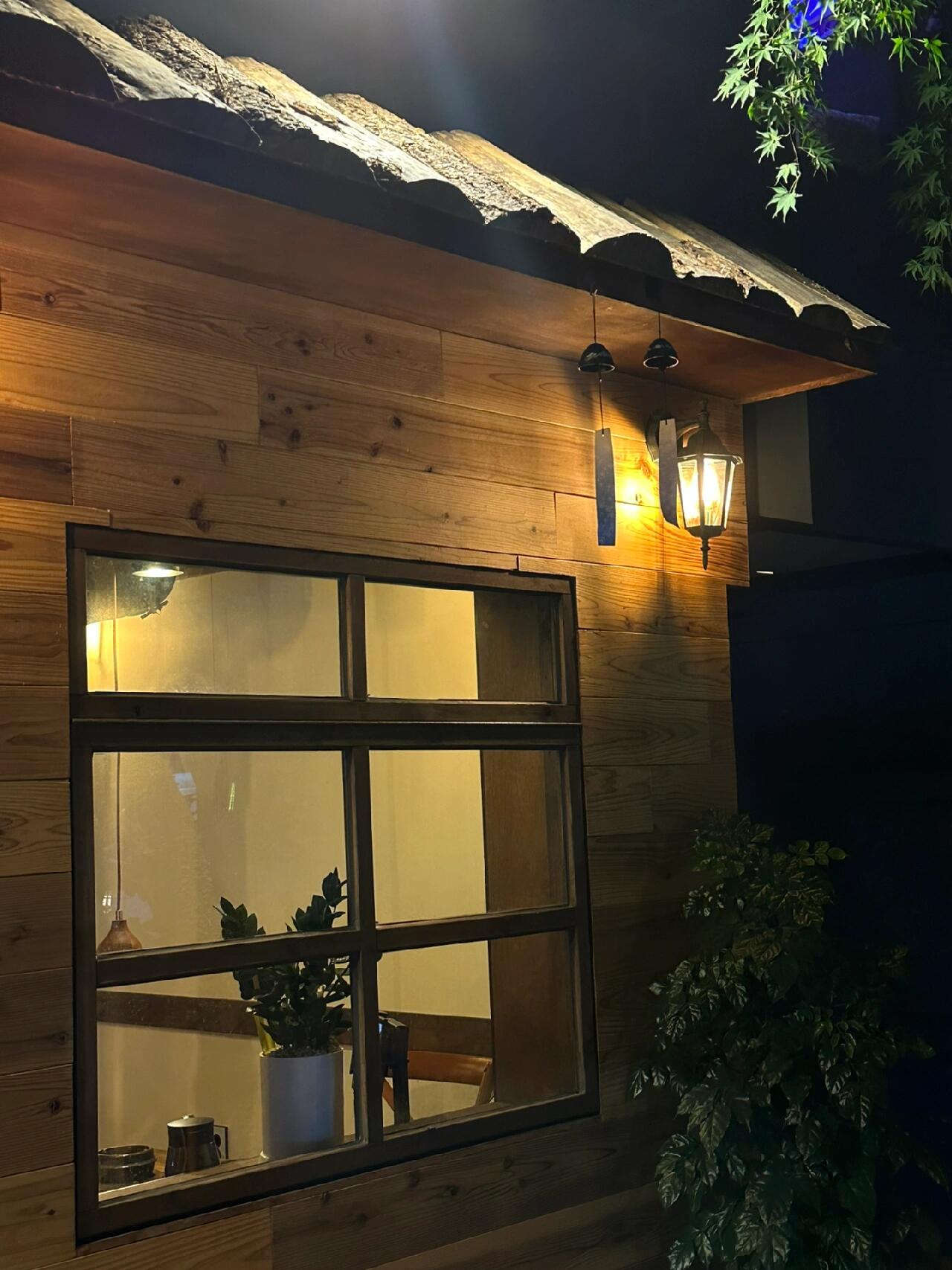 
                        ????合井｜解放雙手，坐等投喂的烤雞店作為一個超級愛吃雞肉的人，怎么能不去嘗鮮呢！??這家店就在合井站附近（4號口，步行約300米），雖然藏在巷子里，但招牌非常顯眼，跟著招牌走就能找到啦。入門就是一個小木屋??，日式風格超有特點。我們提前預約了窗邊的位置，店家也貼心地為我們預留了座位。點菜非常方便，直接在iPad上選擇即可。????? 450g 烤雞半盤 36000韓元套餐包括：調料雞腿肉、里脊肉、雞翅、頸肉、雞胗、雞心，還有半塊玉米??和辣椒（好像是青陽辣椒，特別辣）。我最喜歡雞心（感覺在韓國很少見哎），玉米烤完也超級好吃！（插上筷子，自制烤串）服務也很棒，全程有人幫忙烤，還會幫你剪好大小，放在盤里！解放雙手啦～?? 溫面 6000韓元這個湯非常鮮美，是雞湯煮的玉米面，里面還有蔬菜和豬肉，湯真的超級贊??當天我們還參與了活動，發ins就能獲得一份???(臭醬湯)哦～地址：?? ??? ???8? 16-22 1???? 394-75營業時間：周一到周五 16:30-24:00 （最后點單 22:00）周六 16:00-00:30（最后點單 22:30）周日 16:00-23:00（最后點單 22:00）中秋休息28/29#首爾探店 #韓國探店 #首爾弘大美食 #弘大美食 #首爾美食 #吃貨在首爾 #合井美食 #弘大探店 #韓國美食探店 #首爾美食推薦 #首爾 #弘大探店
