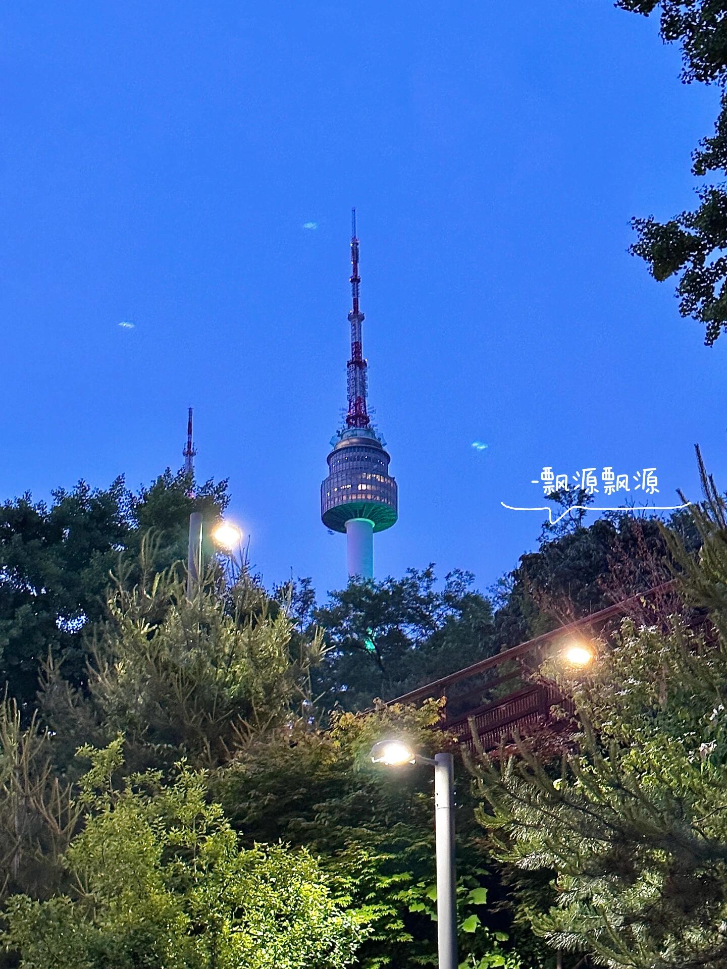 
                        韓國首爾|人均20??南山塔日落/夜景好去處????店名: ?? / MOONEE?地址: ?? ??? ???20? 37 ?? ?? (首爾龍山區新興路20街37號) 梨泰院漢南洞解放村附近~地鐵不直達！?營業時間: 每日11:00~22:00.夏天到了 真的很適合去各種各樣的天臺咖啡廳?位于南山塔腳邊梨泰院解放村真的一定不能錯過呢真的想每天來這里從日落??坐到夜景??哈哈哈一共有三層一樓(見圖4)二樓是室內大落地窗(見圖5)三樓是天臺(見圖1-3) 而且座位之間間距也比較好徐徐晚風?露天咖啡?南山塔?夜景也太美好了吧????菜單在第六張第六張圖.因為下午也去了其他咖啡廳 所以實在是喝不下了就點了氣泡水之類的 真的很便宜！○??????(????)?4000 (氣泡水 ￥21)○?? ????7000 (西柚ade汽水 ￥38)沒有網紅店溢價 價格也很美麗 ~很白菜了??.梨泰院咖啡店 漢南洞咖啡店 綠沙坪咖啡店 漢江鎮咖啡店首爾小眾咖啡店 首爾高顏值咖啡店 韓國咖啡店首爾小眾咖啡廳 首爾高顏值咖啡廳 韓國咖啡廳首爾旅行 韓國旅行 首爾探店 首爾好去處 #首爾周末去哪兒#首爾美食 #首爾探店 #吃貨在首爾 #吃貨薯看這里#韓國 #韓國美食 #紀念日 #紀念日蛋糕 #生日驚喜#吃貨在首爾[話題]# #首爾探店[話題]# #首爾美食[話題]# #首爾旅行#韓國美食[話題]# #韓國旅行 #韓國留學日常 #韓國生活#日常碎片PLOG #日常plog #plog #記錄生活#我的日常 #美食日常 #生活碎片 #韓國留學生 #韓國[話題]##韓國首爾地陪翻譯#韓國私人地陪 #韓國生活[話題]##韓國地陪 #韓國生活[話題]# 韓國地陪 首爾地陪 韓國旅游地陪