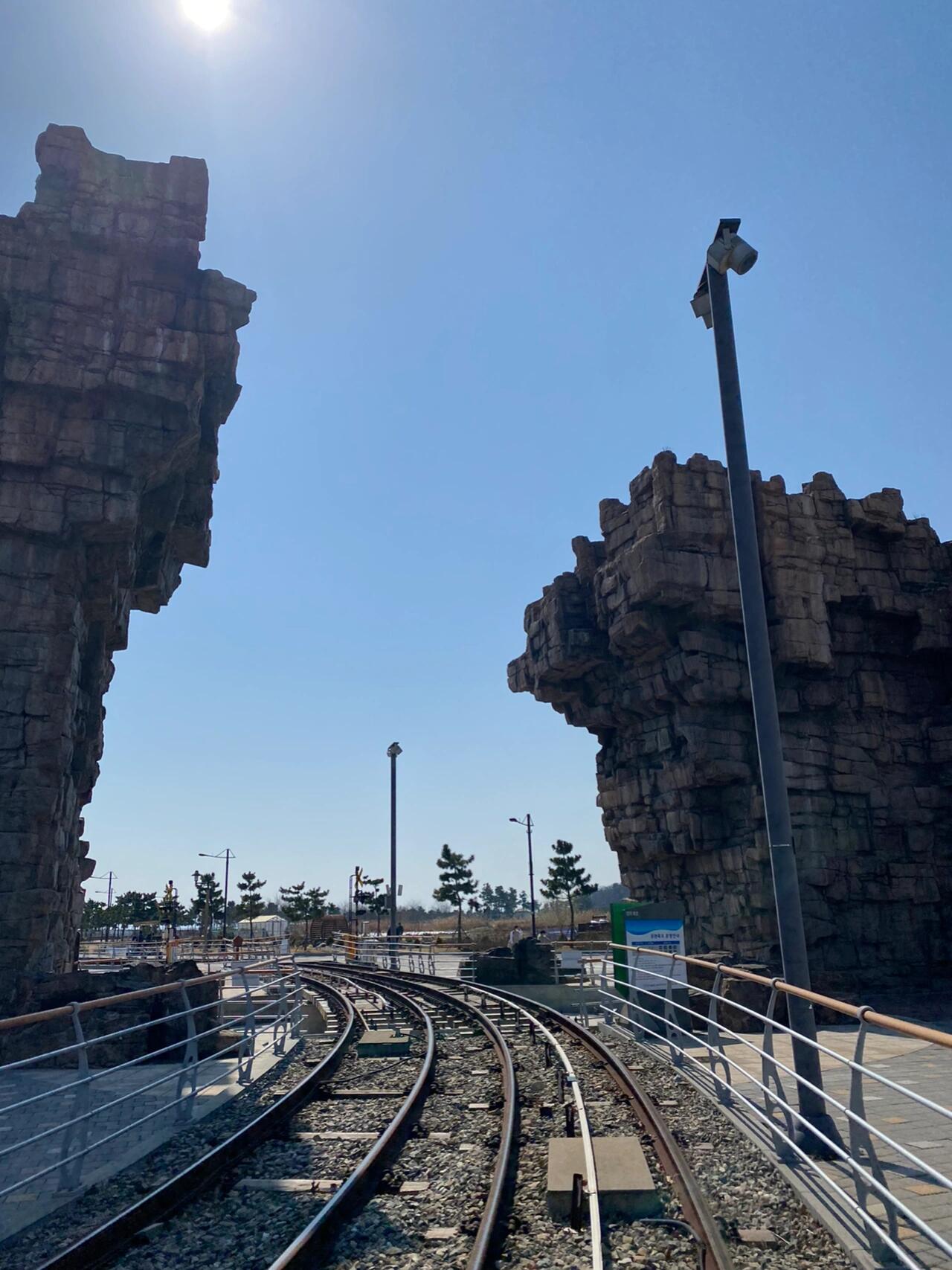 
                        ????日常探索 | 仁川永宗島鐵軌腳踏車之旅?????周末探險時光探索仁川永宗島，體驗不一樣的樂趣！-?? 欣賞海景?? 撿拾貝殼?? 觀賞美麗日落（極力推薦！）?? 體驗獨特的鐵軌腳踏車-鐵軌腳踏車可容納四人同行，雙人票價為2.5萬韓元，全程來回約需30～40分鐘，沿途可飽覽海景??（雖然我遇到了退潮，但泥灘也別有一番風味！）-?????? ?????地址：?? ?? ??? 75#仁川旅游 #永宗島 #鐵軌腳踏車 #周末探險 #海邊日出
