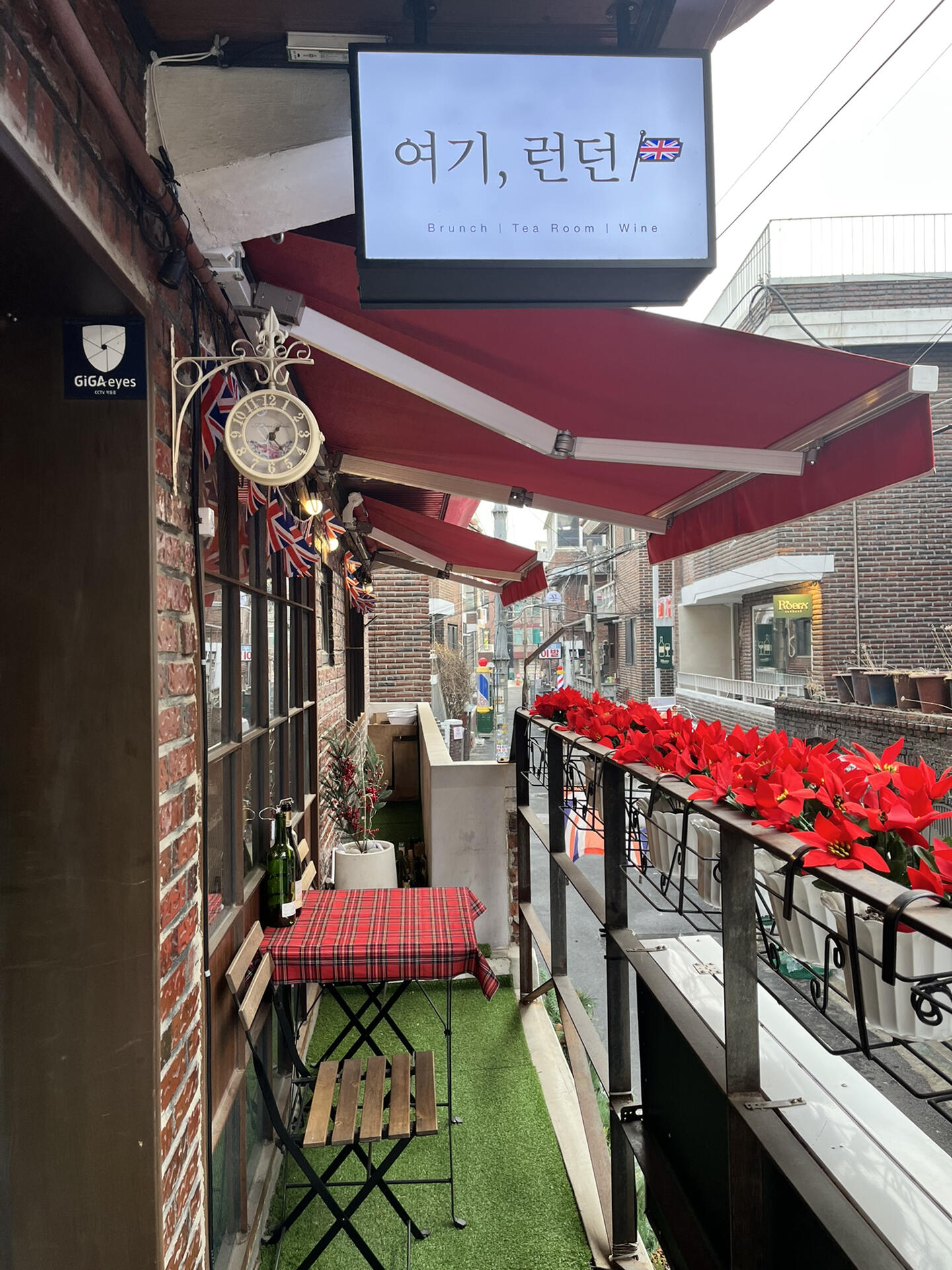 
                        Plog｜????首爾圣水超有氛圍感英式餐廳????：?? ?? here, London??：?? ??? ???9? 16 203?在首爾街頭閑逛時偶然發現了這家英式餐廳，它的內飾設計讓人眼前一亮，而且食物味道也相當贊！超有氛圍感，絕對是拍照打卡的好地方?#我的海外生活 #留學生活 #首爾日常 #氛圍感餐廳 #plog #圣水區 #日常plog #美食探店 #首爾美食探索 #韓國 #韓國生活 #留學韓國 #西式美食 #網紅打卡地 #首爾網紅店 #圣水美食推薦 #海外生活體驗 #海外留學記 #日常點滴 #英倫學院風格 #英式風情