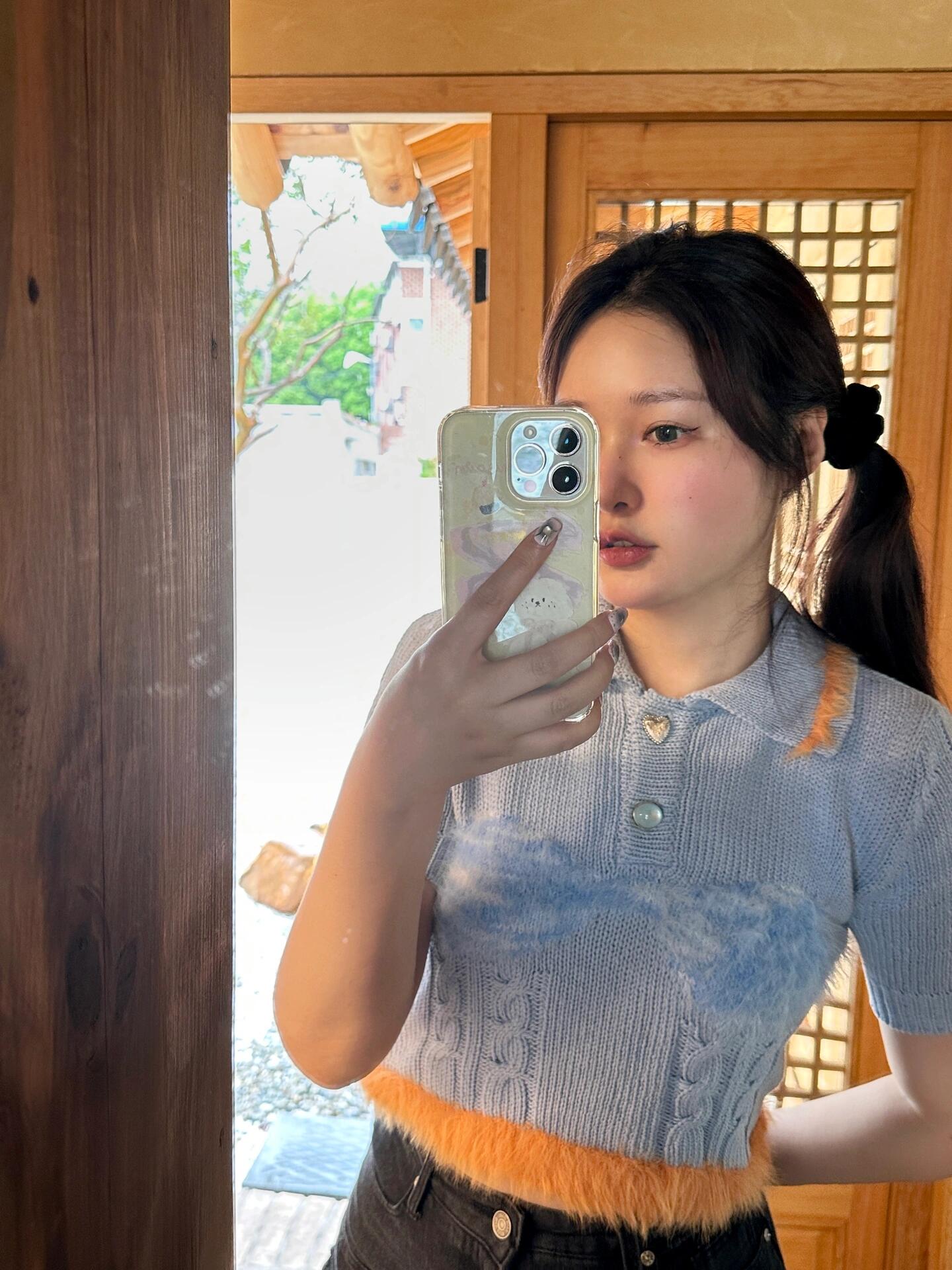 
                        ????全州韓屋新奇體驗(yàn)！從繁忙的首爾出發(fā)，我們選擇了一趟舒適的大巴??，向著全州出發(fā)，大約3小時(shí)的旅程。在朋友的推薦下，我們在線上預(yù)訂了一間位于韓屋村附近的民宿，地址是：?????? ????? 73-47。這間民宿似乎是新建的，一進(jìn)門就能聞到淡淡的木頭??香味。最棒的是，這里沒有房東，也不需要和管理人員打交道，直接用密碼就能自助入住，超級便捷！??房間的裝修真的超級美，每一個(gè)角落都透著精致。不過，我得坦白，晚上一個(gè)人住在這樣的木屋里，還是會有點(diǎn)小小的心悸，畢竟是第一次體驗(yàn)這樣的住宿，哈哈??關(guān)于費(fèi)用，房費(fèi)加上服務(wù)費(fèi)一共是173295韓幣，換算成人民幣大概是940元一晚。性價(jià)比還是相當(dāng)不錯(cuò)的！白天的時(shí)光，我們就在附近閑逛。只需步行幾分鐘，就能到達(dá)美麗的韓屋村，那里有各式各樣的小店和美食，大概用一天的時(shí)間就能逛個(gè)遍。#全州韓屋村 #全州民宿 #韓國民宿 #韓屋村 #韓國旅游 ??