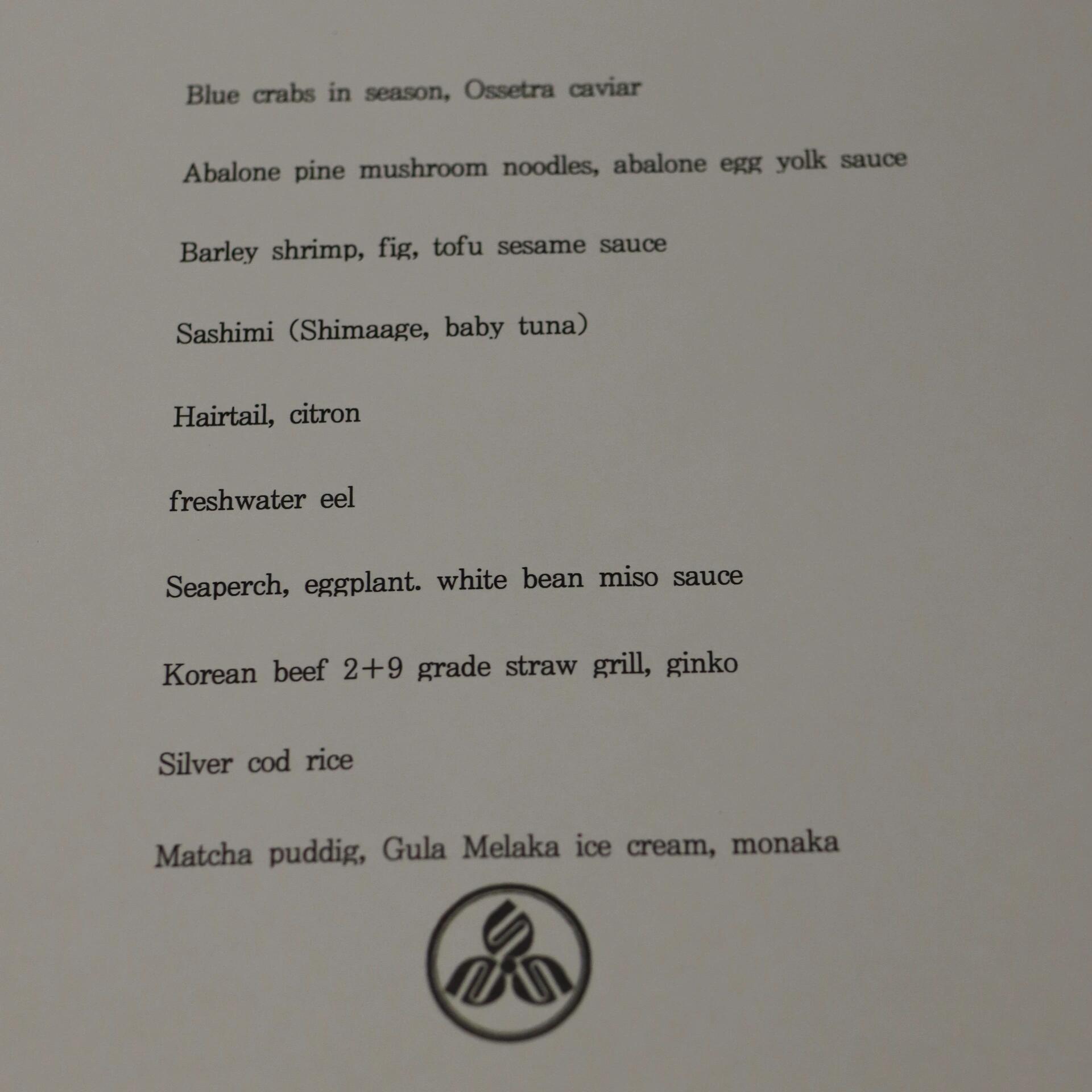 
                        ????釜山｜超贊的懷石料理體驗(yàn) 精進(jìn)精進(jìn) ?? Shojin正宗的懷石料理講究食材的時(shí)令感，菜肴的順序和目的也要達(dá)到一定標(biāo)準(zhǔn)，才能稱為“懷石料理”。從這個(gè)角度來看，精進(jìn)可以算是0.8懷石吧，倫敦的Roketsu大概只有0.1懷石。主廚的父親就是開日料店的，所以他也算是個(gè)二代了，手藝基本都來自老爸。整體調(diào)味不重，很好地保留了食材的原味；季節(jié)性很強(qiáng)，梭子蟹肥美，鮑魚嫩滑，帶魚鮮美，食材都很不錯(cuò)。坐在板前看師傅做懷石料理，真的很有趣，他的餐具都超級講究，每一組都很精美。師傅的英語不錯(cuò)，這幾天在釜山遇到的英語最好的了。帶的無泡陽乃鳥買不錯(cuò)，微甜易飲。- 梭子蟹 醋凍 魚子醬- 鮑魚 松子面 鮑魚肝蛋黃醬- 基圍蝦 炸蝦頭 葡萄 無花果 芝麻豆腐醬- 縞鯵 幼金槍刺身- 帶魚 青檸湯- 河鰻卷- 喉黑 茄子天婦羅 白味增- 烤韓牛 銀杏- 銀鱈魚釜飯- 抹茶布丁 焦糖冰激淋 最中和果子#懷石料理 #日料探店 #日式料理 #日料 #釜山 #釜山旅行 #釜山美食 #韓國 #韓國料理 #韓國美食 #釜山探店 #釜山必吃