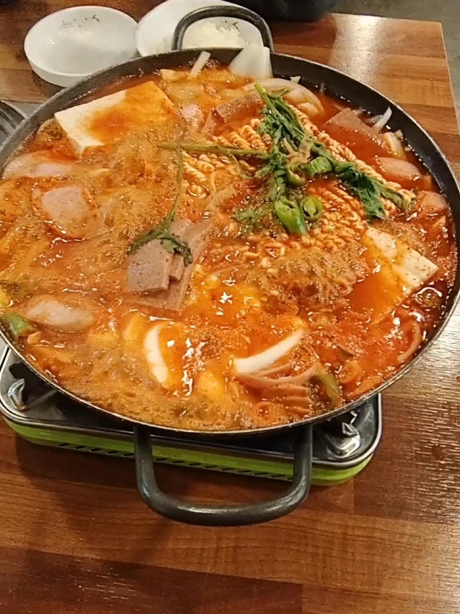 
                        在首爾吃的部隊(duì)鍋長啥樣??國內(nèi)吃韓國料理時(shí)，經(jīng)常能碰到部隊(duì)鍋，但是在首爾幾天，發(fā)現(xiàn)這里餐廳賣的最多的是烤肉、炒飯和年糕，部隊(duì)鍋很少見。而且，部隊(duì)鍋在很多店里都是2人份起賣，味道和國內(nèi)韓料差不多。最后一天，在東大門附近終于找到一家賣部隊(duì)鍋的，2人份部隊(duì)鍋花了4w韓元，給姐妹們做個(gè)參考。#韓式部隊(duì)鍋 #韓國生活 #韓國美食 #首爾美食 #首爾探店