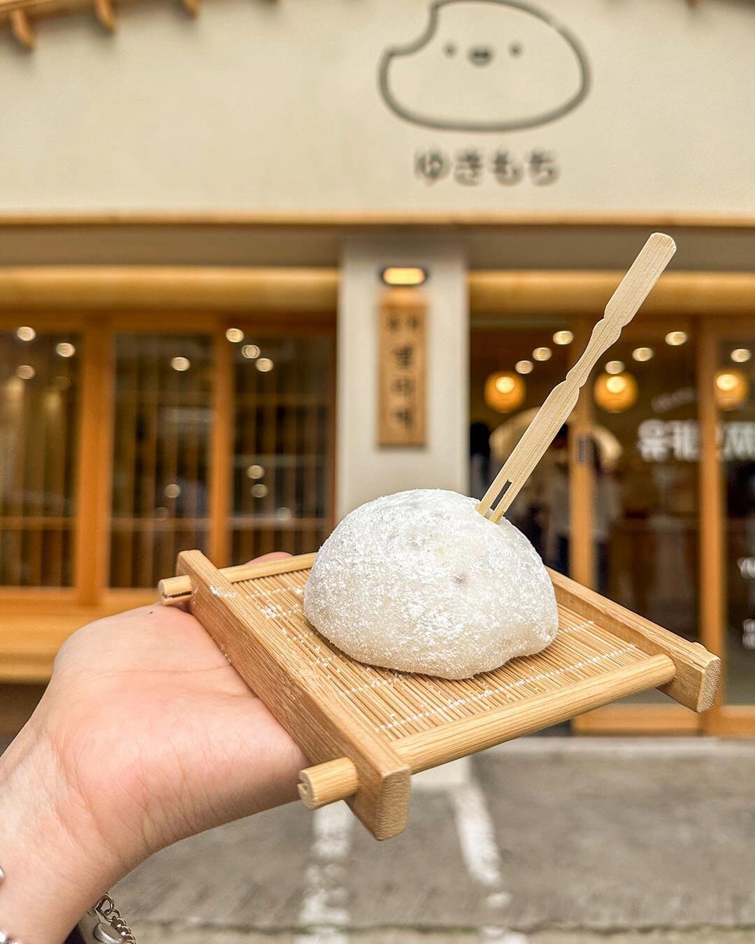 
                        ?????? 延南洞超人氣Gelato冰淇淋&糯米糍??每次經(jīng)過這家店，總是人山人海！第一次嘗試他們的糯米糍，簡直是美味爆表～特別是抹茶口味，超級推薦！??漫步在延南洞，你會發(fā)現(xiàn)手里拿著這款甜品的人特別多。他們家有各種口味，比如巧克力??、草莓??、抹茶、咖啡?、牛奶??、開心果...應(yīng)有盡有！不要猶豫，快來打卡體驗(yàn)一下吧～????地址：?? ??? ??? 240 1?#韓國美食 #首爾美食 #延南洞美食 #韓國旅行 #首爾探店 #韓國生活 #首爾生活 #首爾打卡 #美食探店 #韓國冰淇淋 #首爾甜品