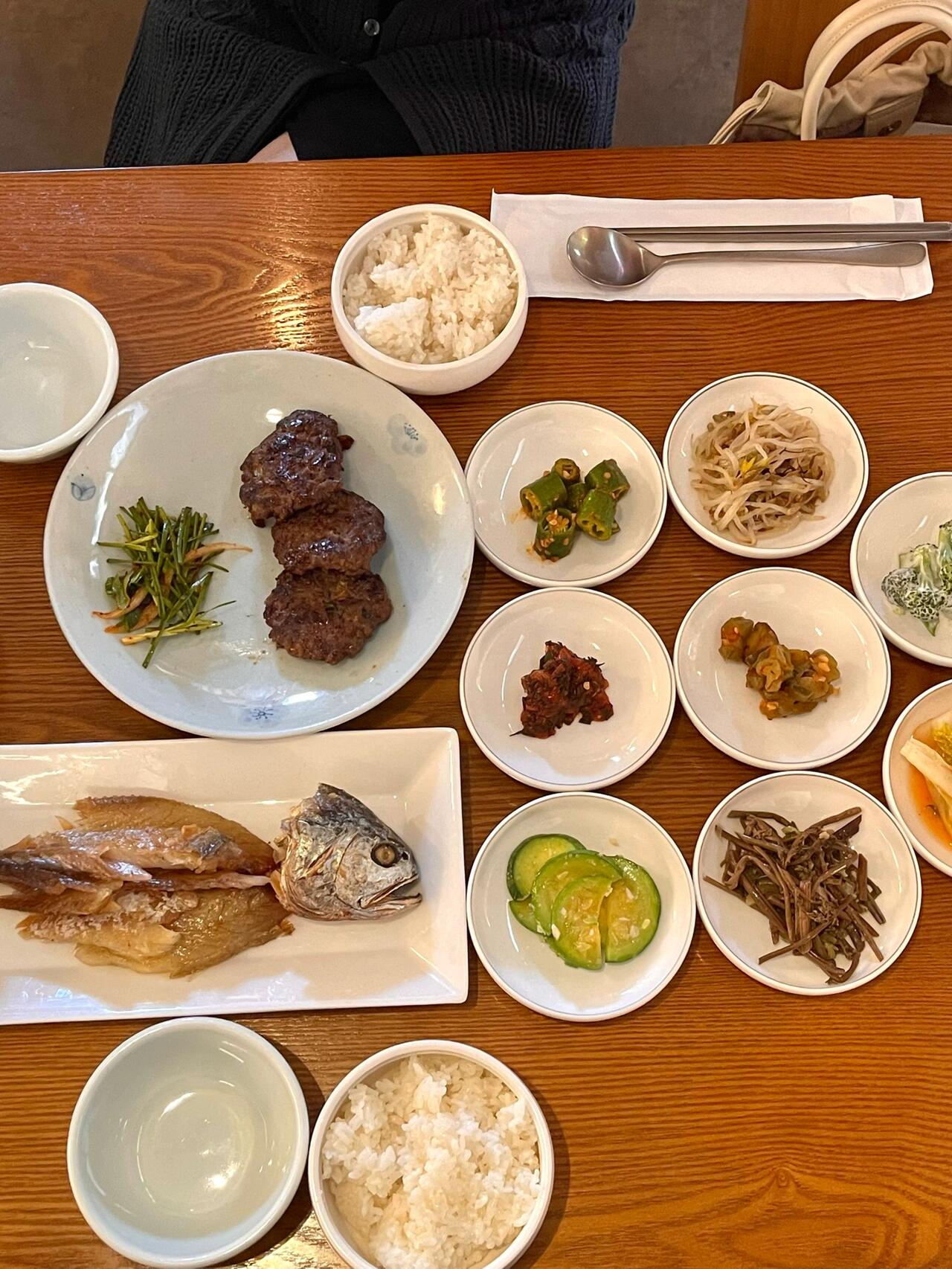
                        ????三清洞丨口味清淡的韓定食???素膳齋??閑魚肉搭配綠茶水一起享用，飯后還會給每位提供一杯五味子茶。需要排隊(duì)哦，醬蟹不是每天都有的。地址：?? ??? ??? 113-1#韓國 #首爾 #三清洞 #青瓦臺