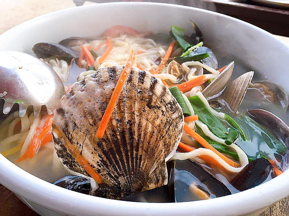 
                        仁川?舞衣島?超滿足的海鮮美食體驗(yàn)在仁川的舞衣島，海鮮餐廳隨處可見，專門提供各種海鮮料理和海鮮刀削面。雖然具體的店名已經(jīng)記不清了，但記得大家吃得非常開心～ ?? 推薦大家隨便選一家看起來不錯(cuò)的餐廳，盡情享受美味吧！#仁川旅游 #仁川 #仁川探店 #仁川旅游達(dá)人 #仁川美食 #舞衣島 #永宗島 #仁川永宗島 #海鮮料理 #韓國 #韓國旅游 #韓國旅游種草 #韓國仁川美食 #吃貨在仁川