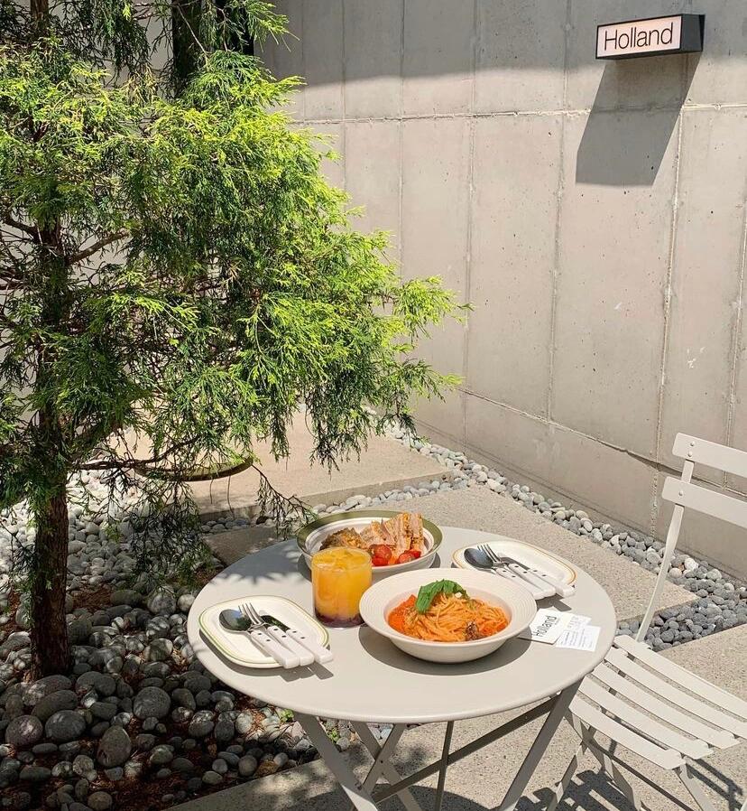 
                        大邱????Brunch餐廳推薦店內(nèi)裝修采用莫蘭迪色系，氛圍感滿滿?。可以選擇坐在室外，陽光灑在綠植上，拍照超有感覺??~菜單均價(jià)約1w韓元，提供沙拉、意面和三明治??????。特別推薦他們家的橙子和葡萄，口味獨(dú)特????。重點(diǎn)是，這家店的店員穿搭都超級時(shí)尚，全是男店員??。都說大邱出美女，但這里的男生穿搭也不容錯(cuò)過??。店名：???#Brunch #韓國大邱 #韓國美食 #大邱旅游