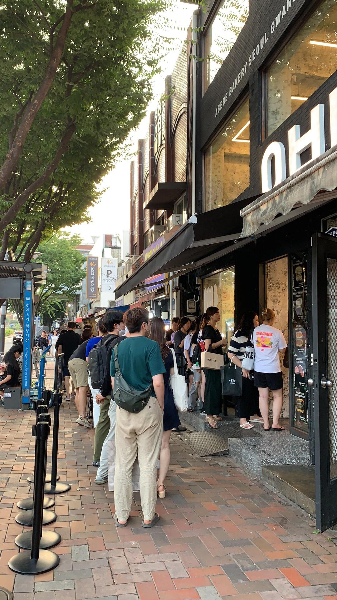 
                        ????濟(jì)州島的ABEBE Bakery開來廣藏市場咯我的廣藏市場吃喝地圖又要更新了！??火爆濟(jì)州島的ABEBE Bakery終于在首爾開業(yè)啦！營業(yè)時(shí)間是10:30-19:30，去晚了可就沒啥了哦！?這家店的甜甜圈真的是盲點(diǎn)不踩雷，顏值高又好吃！?里面的奶油餡扎實(shí)，但一點(diǎn)都不甜膩，不喜甜星人也能愛上！??樓下點(diǎn)單，樓上堂食，主打排都排了不能少買原則！吃一個(gè)打包一袋！??還是輸給了hgr，買了一盆p13。??當(dāng)天吃不完的需要冷凍，吃的時(shí)候常溫下回溫就可以。親測！凍完了再吃也一點(diǎn)都不影響口感，反而冰冰涼像吃冰面包。??店名：??????? (ABEBE Bakery)地址??：?? ??? ???? 201 1, 2, 3?#韓國生活 #韓國日常 #韓國旅游 #廣藏市場 #100家探店計(jì)劃 #甜甜圈