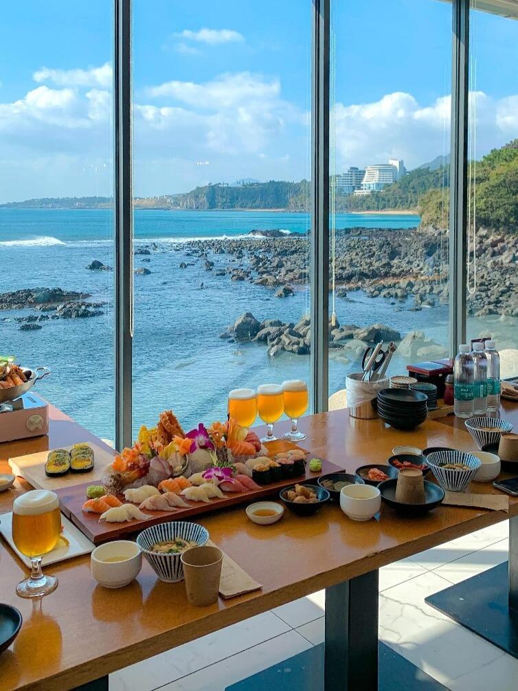 
                        韓國旅游探店｜濟州島海景美食店終結版??探秘濟州島的獨特美食體驗！???? 我們的餐廳位于一艘游艇上，一樓是乘坐游艇的起點，而二樓則是一家精致的生魚片店。這里不僅風景如畫，美不勝收，而且生魚片味道鮮美，價格親民，絕對是性價比超高的選擇！#韓國旅游 #韓國 #韓國海鮮 #韓國咖啡店??濟州航海珍海味濟州西歸浦市中文觀光路154-17 2樓???? ?????? ???? ????? 154-17 2?