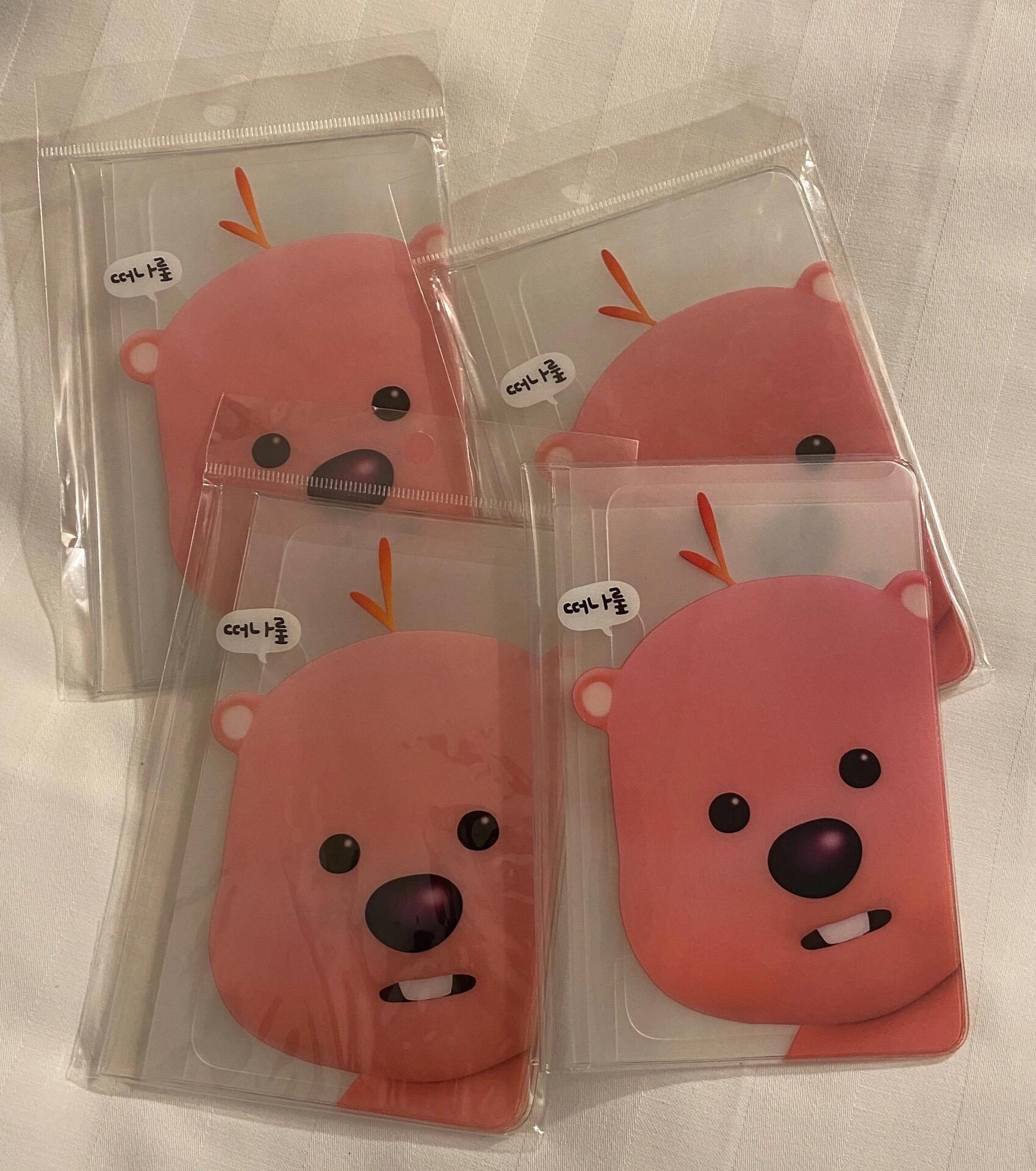 
                        找到Loopy啦 買了好幾個護照夾之前就很想擁有護照夾，本來想買個錢包的，但不知道是沒出還是我沒看見。免稅店的護照夾是不單賣的，需要買十個，哈哈哈哈哈哈，我沒有這么多朋友要送。大家如果在首爾沒逛到，來釜山玩的時候可以順便來教保文庫看看（只能現金或刷卡）。再不行的話，仁川機場也會有店鋪。教保文庫真的挺好逛的，還有專輯可以買哦！??#首爾 #護照夾 #loopy #loopy護照夾 #釜山 #韓國 #韓國旅游 #韓國旅行