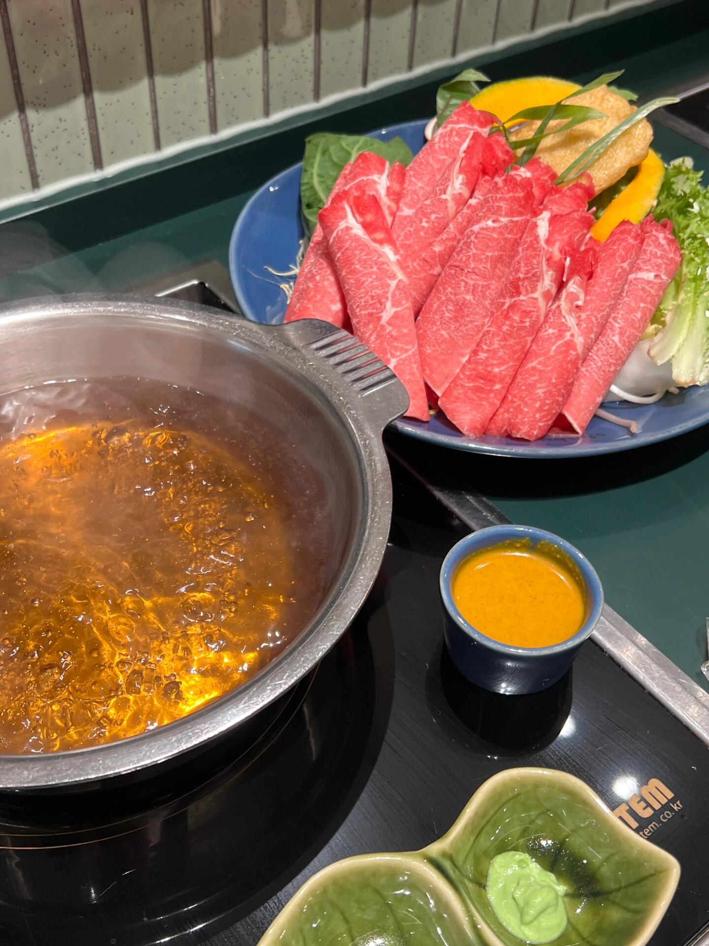 
                        明洞一人食 | 我的韓國食堂之????小火鍋！！在韓國待久了，感覺明洞的美食選擇真不多。不過這個小火鍋我已經吃了好幾次了，每次都要排隊至少20分鐘，韓國人真的超愛這家店！我點的是咖喱口味的，價格是15600?，不過咖喱味不太濃，建議大家點普通口味的，價格是14600?。這個小火鍋味道很清淡，吃多了也不會膩（其實分量也不多）。日常營養補充都齊了！而且還是低脂的哦！#韓國 #韓國美食 #明洞 #小火鍋 #低脂美食 #一人食