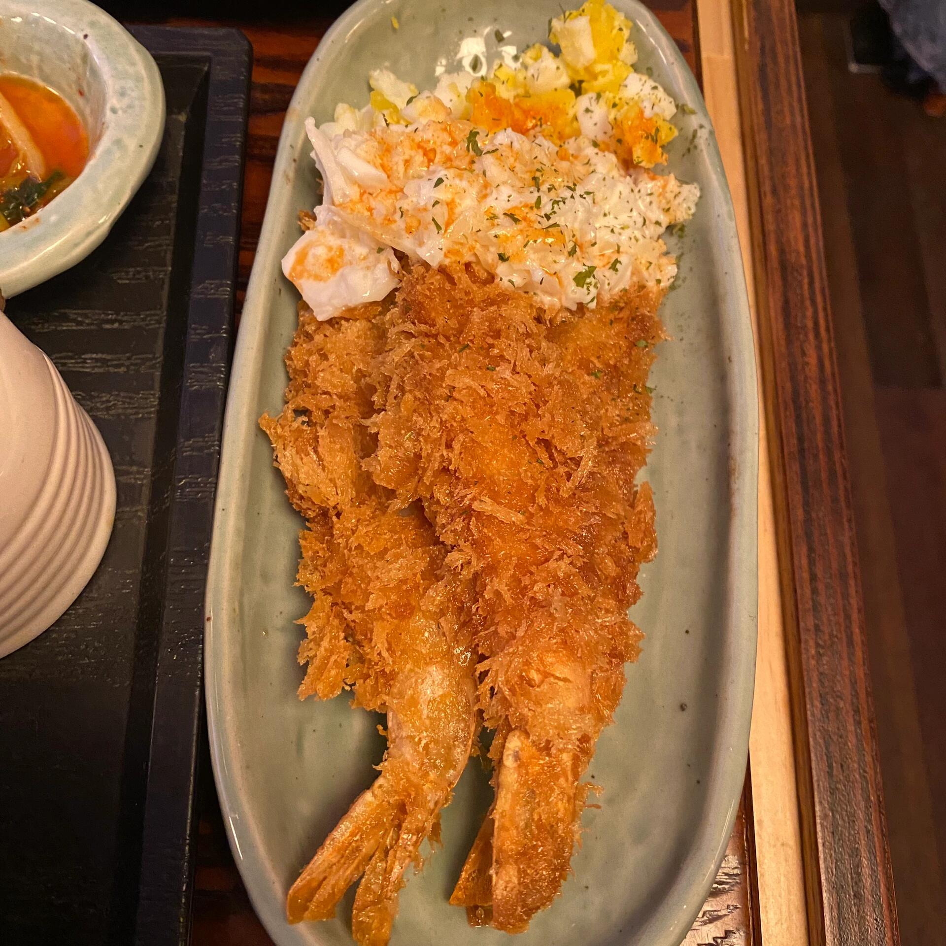 
                        ?? 釜飯又發現了一家小紅書上超多人推薦的拌飯店！這次探店的是漢南店，聽說他們家在韓國有很多連鎖店哦~下午4:40到的，原以為要排長隊，結果居然不用等！店里大部分都是同胞，感覺特別親切哈哈哈~點了一份鰻魚飯和一份牛肉飯，和朋友一致認為鰻魚飯更好吃，牛肉飯味道中規中矩，沒有特別驚艷的感覺。不過總體來說味道還是不錯的，人均消費大約120元。#漢南洞探店 #漢南洞 #漢南洞美食 #梨泰院 #梨泰院探店 #梨泰院美食 #首爾美食 #首爾探店 #韓國美食 #韓國探店 ????