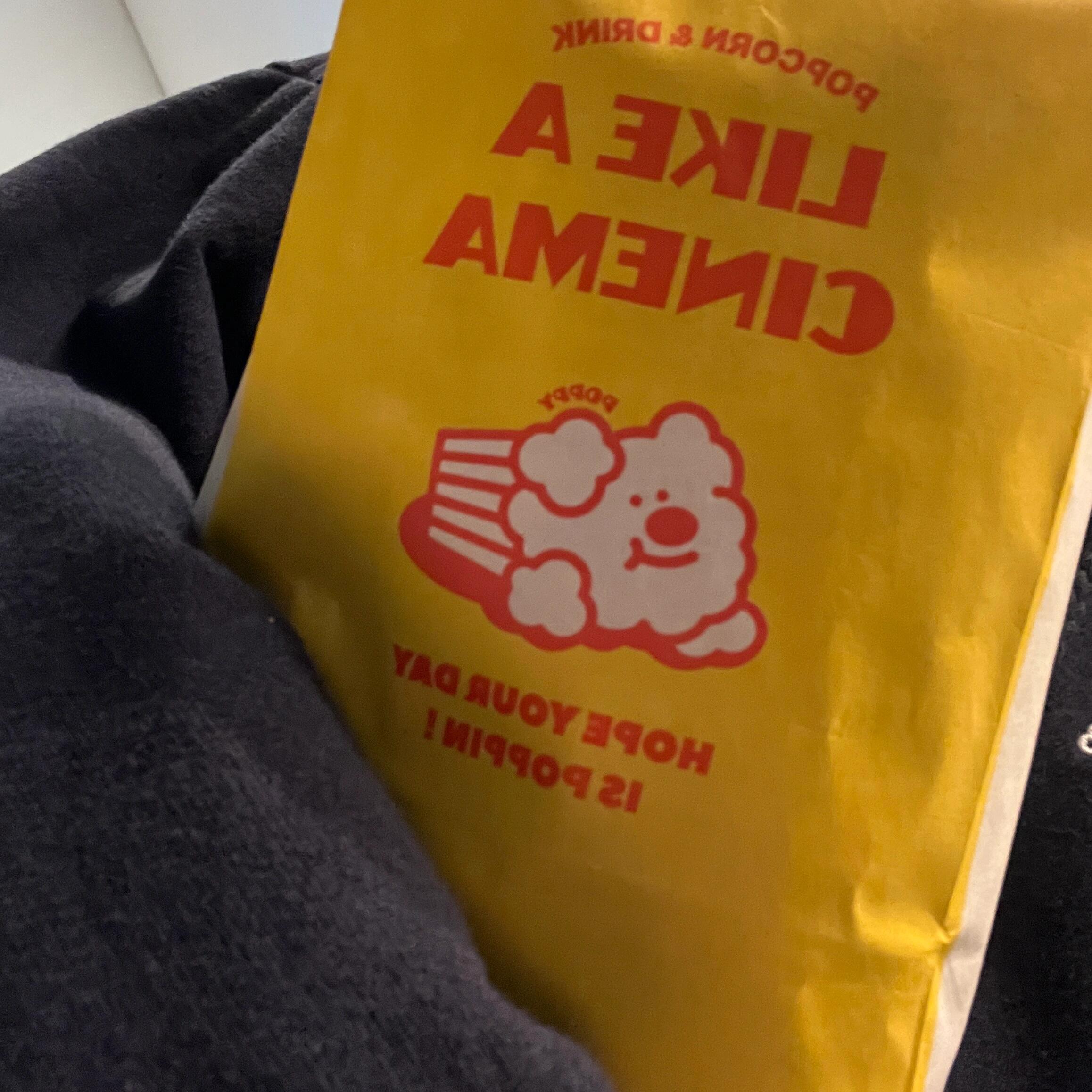 
                        ????鬼修女2快閃| 抓緊最后機會啦我真的超級愛溫子仁的電影宇宙！昨晚剛看完夜場的《鬼修女2》，今天糾結了一下還是決定去快閃店看看。聽說7號是最后一天了，地點在新沙林蔭路。這個快閃店真的很值得一去哦！在??上刷到消息說2、3層有密室和NPC，所以我特別糾結要不要進去。雖然害怕，但還是鼓起勇氣進去了。在規定時間內完成了任務，出來后抽獎抽到了兩瓶礦泉水（圣水，說是不會做噩夢的水，哈哈哈我真的很需要）。剛要走的時候，一轉頭發現NPC故意追出來嚇我一下，我嗷嗷叫，真的是服了！#留學韓國 #韓國生活 #鬼修女2 #新沙洞林蔭路