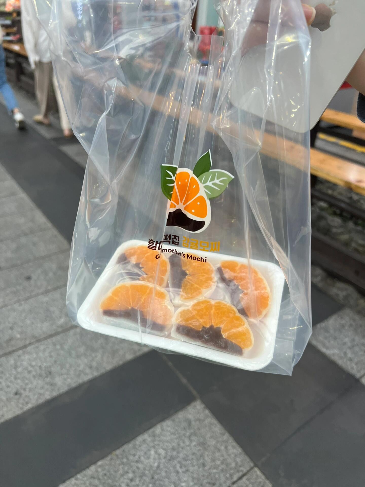 
                        濟州島必去 西歸浦 繡球花海中的賣橘女孩??答應我西歸浦真的必去好嗎??#濟州島第二天路線計劃市區逛街?西歸浦推薦包車姐姐，姐姐人真的特別好，像對待閨女一樣照顧我們，非常感謝姐姐兩天的陪伴！???個人感覺濟州新羅的價格不美麗，化妝品價格折算下來和代購相差太大了。想去愛馬仕看看有無拖鞋可以方便第二天去沙灘，門口無人排隊且店內顧客零星的情況下，進門直接被sales一個手勢請出來了。一整個大無語，其他柜臺都很友善，并且得知是中國人后都能國語交流。??休愛里公園必去！太出片了！本人拍照低能，鏡頭前各種不自在，同伴隨便抓拍也能輕松搞定朋友圈！建議從臺階上俯拍，動態自然也有被花朵包圍的氛圍感～小木屋的玻璃窗前坐著也有感覺～??門票13000韓幣，感覺園區挺大的，奔三老少女走了一小半就走不動了，拍完能修的照片就出園咯～??橘子咖啡店我真的給跪了，成功激發少女心～門口小車車排隊拍照的隊伍真的太長了，花園里也有很多布景可以拍！橘子汁新鮮～ #西歸浦 #休愛里公園#濟州島橘子咖啡廳