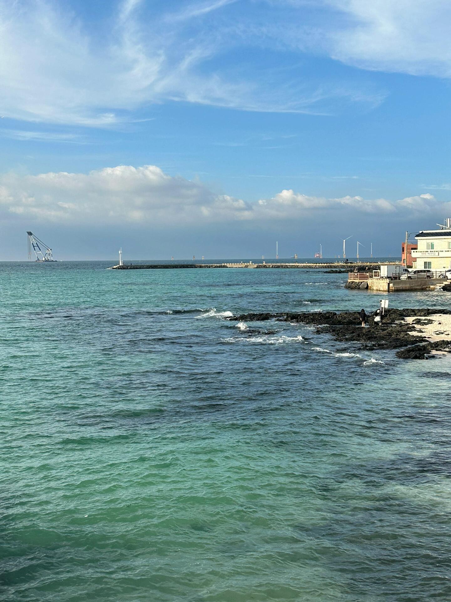 
                        濟(jì)州島的海??在濟(jì)州島狹才海水浴場拍的live聽海浪的聲音，吹海風(fēng)真的好治愈好喜歡這個(gè)小島哦#治愈系風(fēng)景 #濟(jì)州島旅行 #海 #海景 #一起去看海 #韓國旅游 #濟(jì)州島必去景點(diǎn)