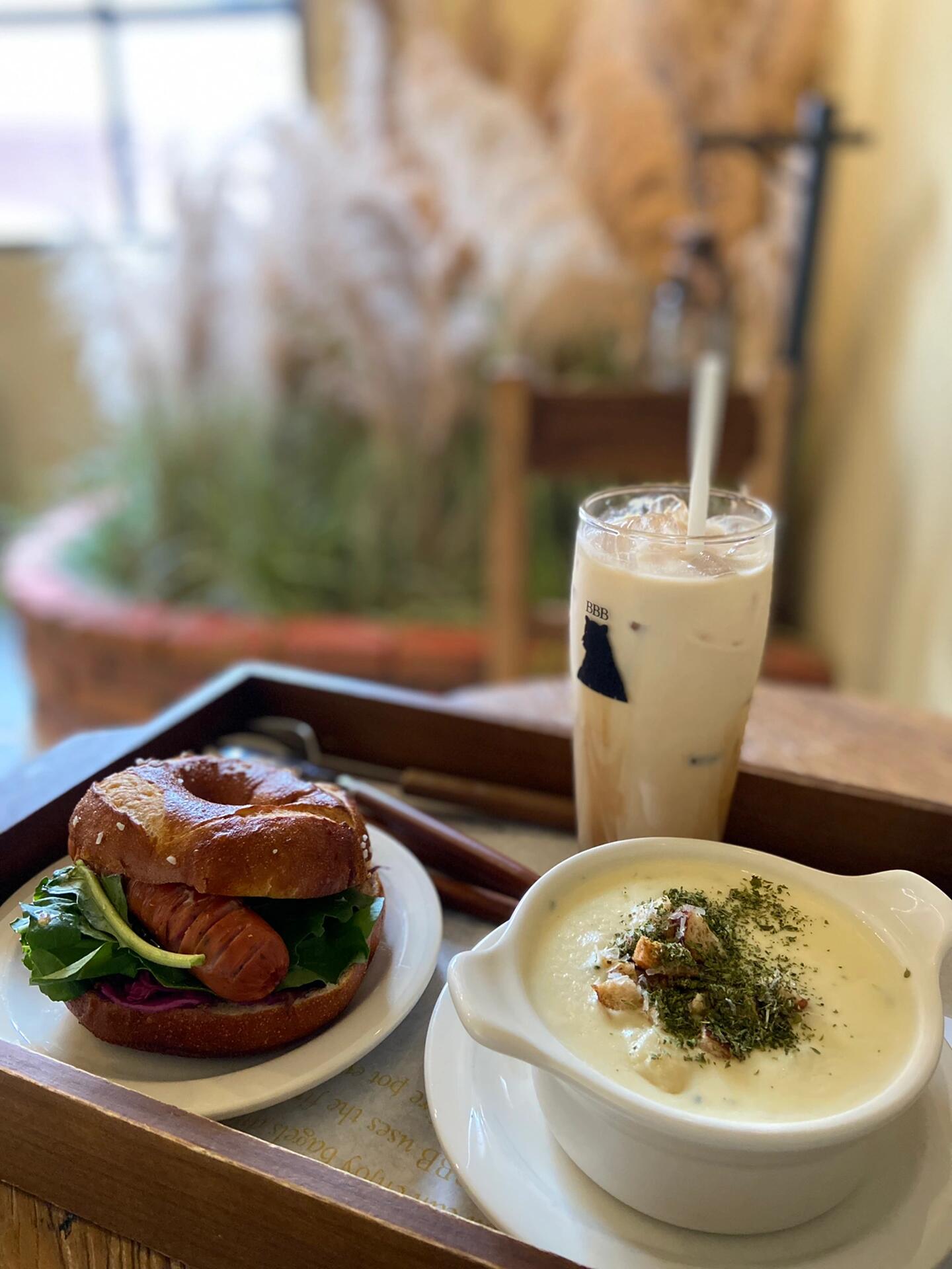 
                        漢南洞探店??BBB(Baked Bagel by Berlin)不用排隊(duì)的bagel店??整棟有5層樓，位子超多??貝果種類超豐富，選擇多多點(diǎn)了臘腸口味，裡面搭配生菜和甜菜根口感超清爽??最推薦的是它的濃湯，真的是超濃超香，比另一家熱門bagel店的還好喝哦??這家店在漢江鎮(zhèn)站下車就到位於漢南洞，附近有很多小店和小眾品牌可以逛在這裡立馬買到這次最喜歡的戰(zhàn)利品吃飽就可以開始逛街啦???—?BBB(Baked Bagel by Berlin)?? +82 50-71331-5466??????? ??? ????42? 46-12??11：00-20：30#BBB #bakedbagelbyberline #??? #首爾 #韓國 #漢江鎮(zhèn) #黎泰院 #首爾咖啡廳 #韓國咖啡廳 #黎泰院咖啡廳 #貝果 #韓國美食 #首爾甜點(diǎn) #??? #itaewon #漢南洞 #漢南洞探店