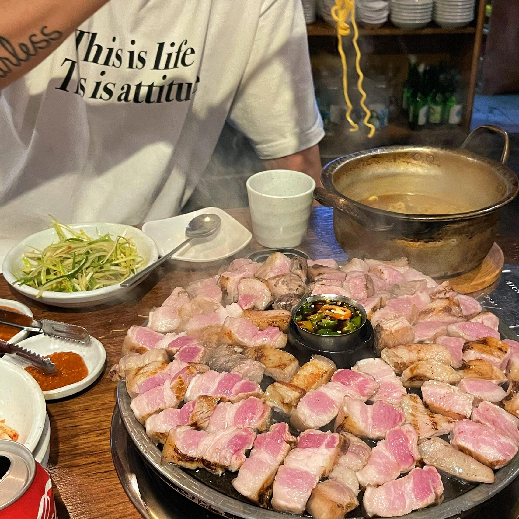 
                        ????來韓8年吃過最好吃的烤肉店…封神了推薦一家封神烤肉店 ???廣 去了50?次 給他家貢獻(xiàn)了3萬多人民幣的營業(yè)額了哈哈哈哈哈 每次要排隊(duì) 去的晚的話肉也賣完了 現(xiàn)在我有點(diǎn)吃夠了 才敢推薦 圖5-圖9是去了不同的5次哈哈這家是韓國朋友帶我們?nèi)サ?在一個(gè)很不起眼的小巷子里藏著… 網(wǎng)上也基本沒帖子 都是他們韓國本地人知道好吃的寶藏小店 這朋友不給我說 我可能這輩子不知道…一開始我真的有被店名逗笑：? ?? ?? 給你錢的男人？哈哈哈哈哈 “?”其實(shí)也是豬??的意思 給你豬肉的男人？店名敲可愛哈哈哈哈哈老板說他們是每天從濟(jì)州???運(yùn)過來的 100%黑豬肉 我真的愛慘了帶皮黑豬肉… 之前去濟(jì)州島1天2頓黑豬肉 回首爾后就一直沒找到好吃的黑豬肉！這家真的…就離譜到我吃過這家后 就再也沒去過別家烤肉店…將就都不愿將就我和男朋友2人 每次標(biāo)配7人份烤肉?2碗拉面?2個(gè)可樂 價(jià)格10Ｗ左右 老板都再三確認(rèn)：是？2位吧？？？（來給老板送錢還這么遲疑環(huán)境一般 很擠 很熱 但是實(shí)實(shí)在在東西好吃的那種小店 因?yàn)槿夂芎?如圖4老板需要先烤一下 然后再放到我們烤盤上 幫我們剪開 中間有個(gè)???? 就是說可以理解為上頭蘸料哈哈哈哈哈哈 肉沾這個(gè)料汁真的絕…我最愛吃的肉部位排名：1.???帶皮厚五花肉 2.???豬頸肉 3.????護(hù)心肉 后面兩個(gè)是他家特殊部位 口感超好 很有層次很勁道.店名：???????地址：?? ??? ????6? 34-9 1??營業(yè)時(shí)間：14:00-23:00（晚上9點(diǎn)以后基本就不接單了 肉也差不多賣完了#韓國 #首爾探店 #周末探店 #首爾美食 #弘大探店 #弘大美食 #弘大 #吃貨薯看這里 #吃貨在首爾 #吃貨 #我是吃貨 #烤肉店 #吃貨日常