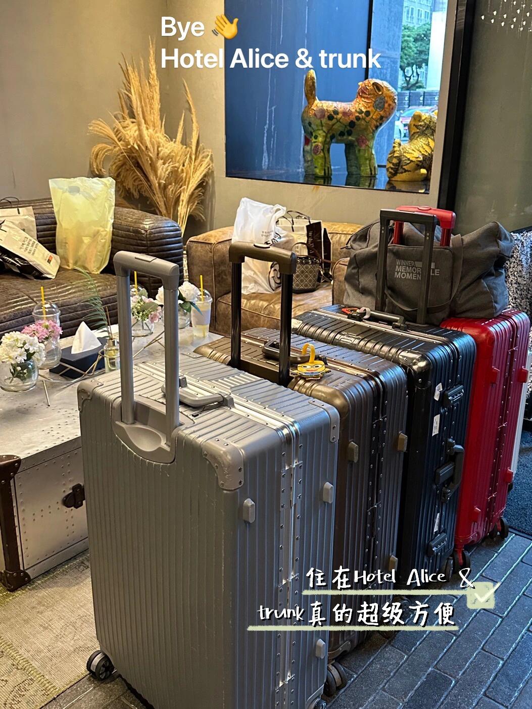 
                        剛從濟(jì)州島回來！失落難過中??好舍不得誰懂昨天還在免稅店買買買，今天只能在床上躺著回憶游玩時(shí)光。和老婆們分享一下濟(jì)州島旅游干貨！1.????濟(jì)州島免簽??只需要有效期超過6個(gè)月的護(hù)照就可以。2.??杭州飛濟(jì)州島直達(dá)只用一個(gè)半小時(shí)多，很近很快。3.手機(jī)??最好買全球通開國際漫游，我自己是買了一張卡，開通需要提前24小時(shí)和公主號(hào)提前預(yù)約，并且不能接打電話，只有流量可以上網(wǎng)，網(wǎng)速又慢…而且時(shí)間一到直接沒信號(hào)，朋友是全球通套餐，出行通信方面正常。4.??酒店：我們選了Hotel Alice and Trunk，附近很多吃的美食街，很方便，樓下出門右轉(zhuǎn)就是便利店，距離新羅、樂天免稅店也很近，10分鐘步行路程。5.出行最好??包車。6.下載翻譯軟件Papago或者直接用某微翻譯，實(shí)在不行可以用肢體語言hh。7.????好多美食都是我們隨機(jī)找，看看哪些店韓國人比較多的，想嘗地道美食，跟風(fēng)排隊(duì)了幾家，踩雷了幾家哈（也還行吧）。可以看圖的推薦??，自行選擇～韓國地道店主要是體驗(yàn)一下氛圍和韓國口味。「醬蟹店」???????? 服務(wù)不錯(cuò)，會(huì)中文，點(diǎn)菜方便，店里全是中國人，三人消費(fèi)??700多。「土豆湯」?????? 24小時(shí)營業(yè)，熱騰騰的適合下雨天去吃，會(huì)中文。「愛黑豬肉店」???????? 全吃完了可能我們太餓了哈哈哈，分量很大，店員會(huì)中文，三人消費(fèi)??500。「炒飯炸醬面」???????? 好吃的炒飯！還有石頭爺爺?shù)哪雍苡眯摹ㄡu面也不錯(cuò)～價(jià)格實(shí)惠。「大雜燴店」?????? 天天都有人排隊(duì)，店面不大但是很有韓劇里情節(jié)氛圍感，人手一杯清酒，店里裝修很韓國拍照好看，菜品很少，而且很辣，三人消費(fèi)??500多。「黃牛肥腸」???? 店里全是韓國人，店員不會(huì)中文，一鍋的內(nèi)臟，吃不出來分別是什么，肥腸有點(diǎn)接受不了，炒飯還行，然后三人消費(fèi)??400多。店址不知道的可以看圖，我大致畫出來了。8.去免稅店一定要記得返點(diǎn)，去??搜索返點(diǎn)，問團(tuán)號(hào)然后會(huì)打折還能返現(xiàn)金～9.月汀里和城山日出峰很美，建議可以去游玩一下～10.祝大家旅途愉快～工作順利Ps：本次行程我只花費(fèi)了2000多（用于免稅店購物和紀(jì)念品之類的）不要問為什么哈哈哈問就是我是去打工賺錢的不是旅游的～順便旅游了一下！！是很快樂的一次體驗(yàn)。#治愈系風(fēng)景 #濟(jì)州島 #濟(jì)州島旅行 #濟(jì)州島旅行攻略 #濟(jì)州島美食