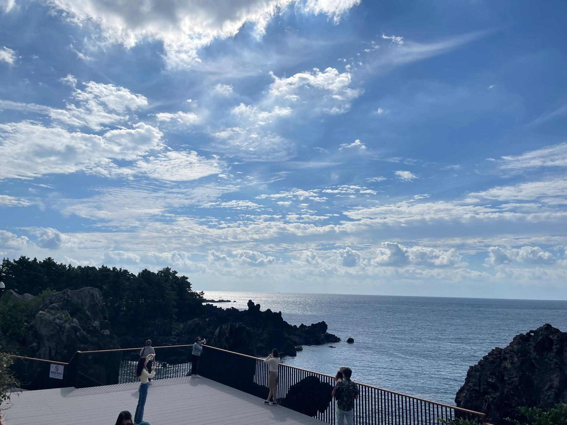 
                        無濾鏡直出 濟(jì)州島西歸浦柱狀理節(jié)一般，沒意思，很小??西歸浦快艇不錯(cuò)，彌補(bǔ)我牛島沒坐到的遺憾??2w一個(gè)人，市區(qū)直接打車，200多韓元??#濟(jì)州島 #西歸浦 #韓國旅行 #快艇體驗(yàn)