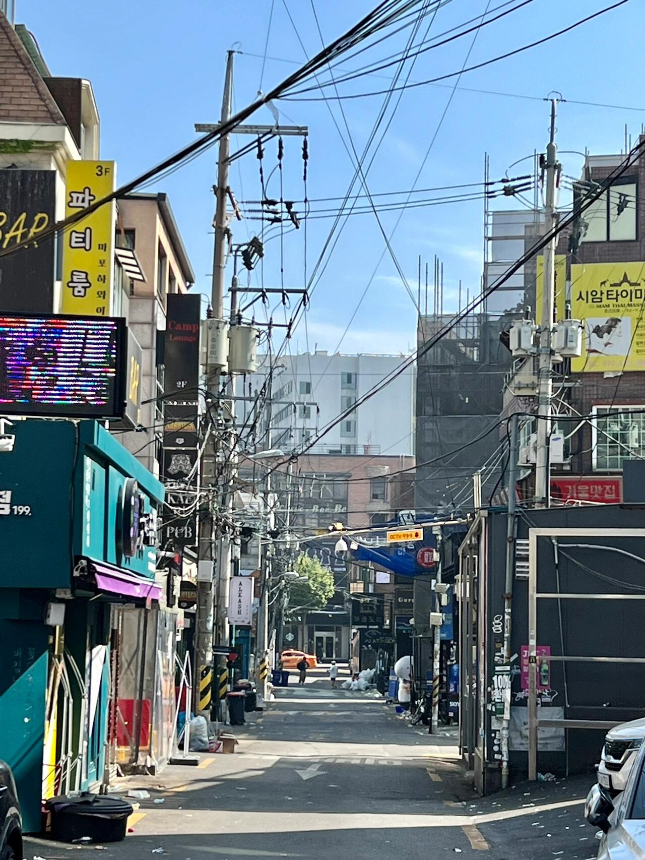 
                        哭了????韓國人教我的旅游經(jīng)驗(yàn)（建議收藏）1?? 韓國人都不用谷歌地圖，他們說那太難用了，一般都用KakaoMap和NAVER Map。2?? 公交車??上下車都要刷卡，下車的時(shí)候要按stop（紅色按鈕，車?yán)锖芏嗟胤蕉紩?huì)有），有些站如果沒人按，司機(jī)是不會(huì)停的！3?? 太近的距離打車司機(jī)不會(huì)接！所以一定要查好公共交通晚班時(shí)間，我就因?yàn)檫^于自信，半夜打車沒人接，一直等到早班公交車！4?? 關(guān)于南大門和明洞(Hoehyeon & Myeong-dong)去明洞千萬不要去明洞站，要坐2號(hào)線到乙支路入口(Euljiro 1-ga)，為啥走這個(gè)入口？從那往下走可以逛完整個(gè)明洞，還能順便看到首爾塔。其實(shí)，不建議登塔，因?yàn)闃诽焓澜缢抢锟锤撸梢钥吹秸麄€(gè)首爾夜景。南大門相當(dāng)于媽媽們的市場，整個(gè)很有feel。5?? 關(guān)于景福宮路線景福宮側(cè)門租韓服的很多，你找個(gè)最近的吧。高級款約20000韓元一套，租2小時(shí)，經(jīng)典樸素款10000韓元左右，裙撐大概3000韓元，梳頭那些一般都會(huì)有。如果你要穿著拍景福宮、韓屋村、昌德宮，相信我一兩個(gè)小時(shí)不夠，還是租4小時(shí)吧！多幾千韓元，不然跑回來還衣服也是很累的，自己把握。穿韓服過景福宮不用給門票喔！千萬別自己跑去買票！拍完照你應(yīng)該會(huì)很累，東大門和廣藏市場離得會(huì)近一些，可以到廣藏市場吃晚飯。#景福宮 #廣藏市場 #KakaoMap #NAVERMap #首爾探店 #首爾旅行 #韓國旅行 #明洞 #南大門