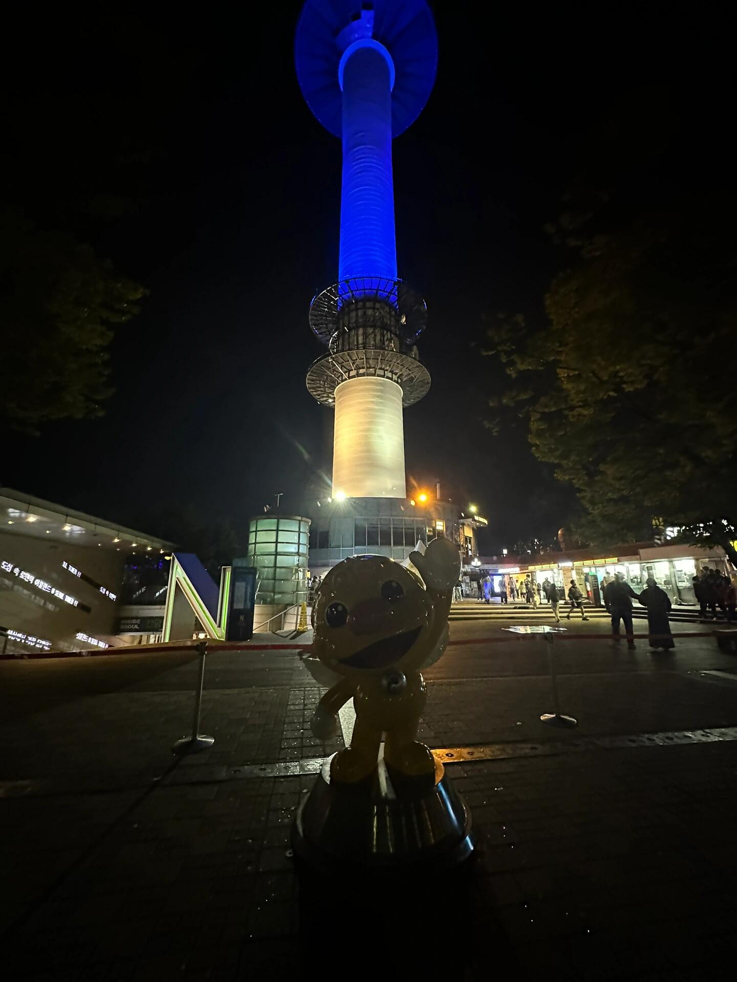 
                        首爾塔夜景昨天剛看完舊金山的夜景，感覺首爾的夜景有點普通??。花了將近2個小時才上到塔頂，到處都是人人人！不過，夜晚的首爾塔還是有它獨特的魅力?。#首爾夜景 #首爾南山塔 #首爾 #夜景 #首爾旅行 #首爾旅游 #韓國 #旅行打卡 #夜景控