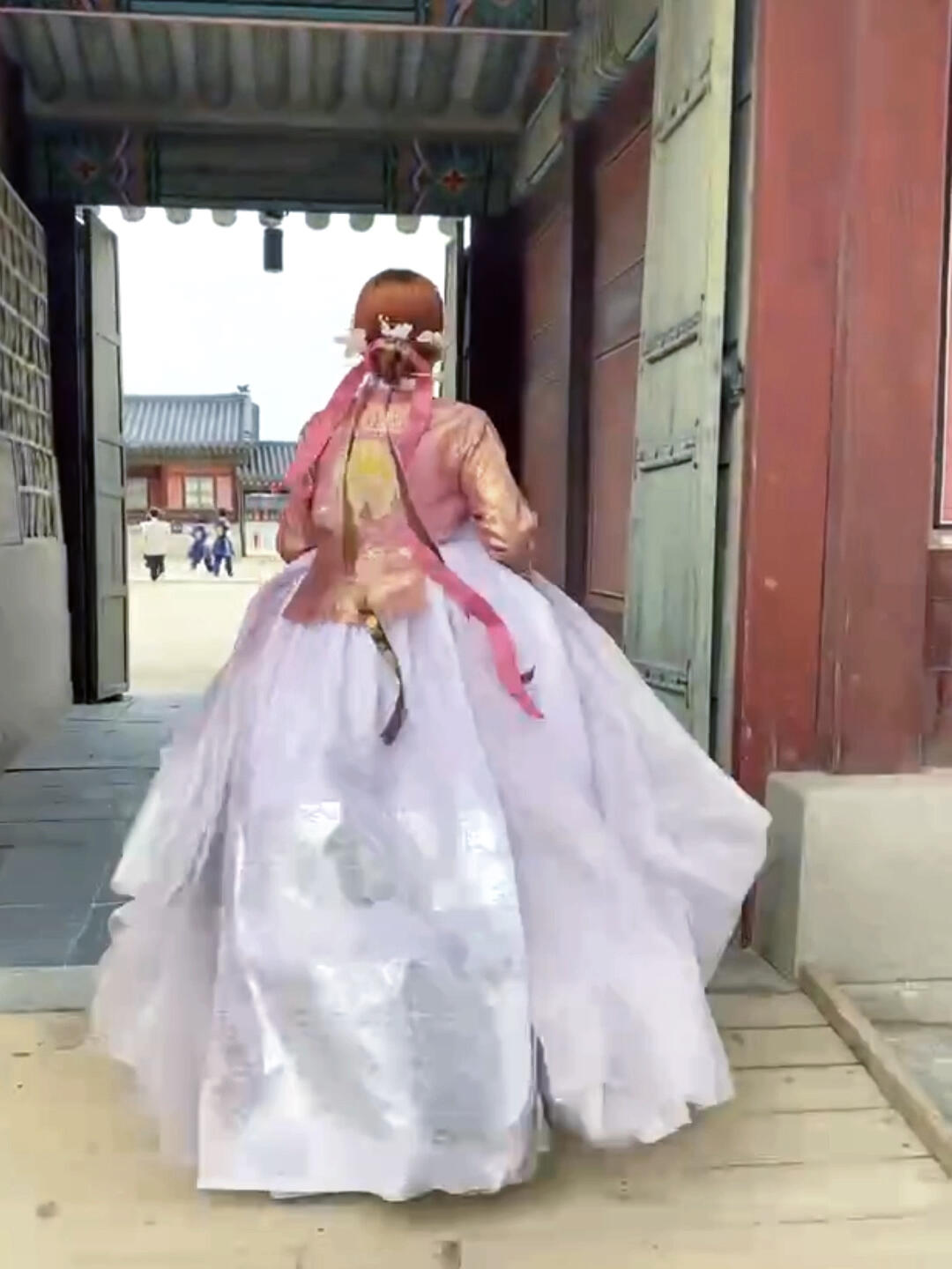 
                        韓服拍攝新花樣??｜首爾約拍心得分享?最近朋友們都好喜歡拍攝??奔跑的畫面，攝影師桃幺最近在攝像領域也是大膽突破哦！??#韓國旅拍 #首爾約拍 #韓服體驗 #旅拍 #首爾 #拍攝花絮 #韓服寫真 #精致韓服 #韓國景福宮 #景福宮拍攝 #韓國首爾景福宮 #景福宮韓服店 #景福宮一游