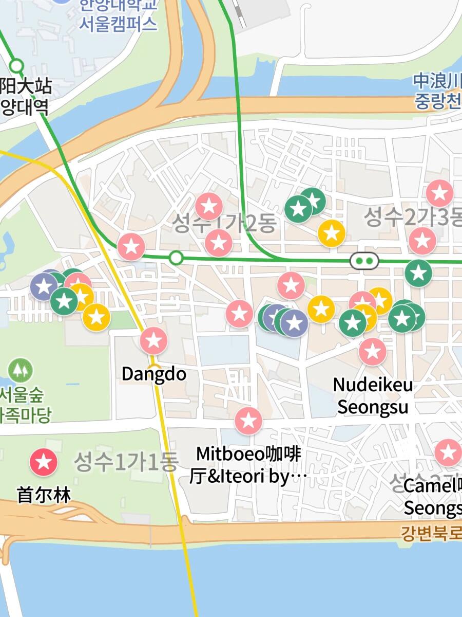 
                        首爾大攻略｜首爾林+圣水篇（上）昨天去了首爾林和圣水，今天來分享新鮮攻略！?P2｜POINT of VIEW這家文創店真的超美，總共有三層樓，人多的時候需要排隊哦。店內布置非常有參考價值，小物件都超級好看，質量也很棒，不過價格稍高。P3｜Rockfish Weatherwear進去后感覺有點擁擠，雖然陳列齊全，但不一定都有貨。P4｜聞名的圣水土豆湯這家店24小時營業，但總是排隊，不過翻桌速度很快。阿姨們都很熱情，還會說中文，有專門的一人食位置。味道雖然不驚艷但很好吃，環境一般，性價比很高。配的蘸水像是黃芥末醬的味道。P5｜Standoil臺燈油現在一樓是發廊展，二樓是包包展。包包超級可愛，拍照效果很好，價格也很便宜。櫥窗設計感十足，店員也很友善。P6｜Onion門頭小小的，但進去后別有洞天，是個庭院哦。雖然沒吃，但看起來很不錯，環境非常適合喝咖啡配甜品，聊一下午。P7｜大象貝果這是一家很大的獨棟店，進去后直接排隊，都是現烤的。小問題是不知道排到你時有哪些款。堂食好像需要點飲料。我買的是salty chocolate，好吃好吃！巧克力面包體上點綴著鹽粒，口感偏軟但有韌勁。下次想試試橄欖芝士的啦。P8｜nudake大名鼎鼎的nudake，門口的紅墻很好拍。里面有點暗黑風格，我去的時候有點嘈雜，想打卡的話可以試試。P9｜Maison de Margrett這是一家很可愛的小店，餐具超級喜歡，恨不得狂拍一百張。鹽面包都圓鼓鼓的，貓貓頭小蛋糕也超級可愛。P10｜Breadypost堿水結專賣店，門口和店里都有位置。曬著太陽吃個brunch太舒服啦。我吃的coconut kaya，內陷超級香，一口下去太幸福了。是我吃過最好吃的堿水結，下次要試試肉桂味的。P11｜DANGDO社區gelato小店，每天菜單都不一樣。期待鳳梨羅勒，但昨天沒有。點了鹽味和開心果味，嘗了紅火龍果味，都是招牌。口感超順滑，比國內的好吃，價格也很便宜。店員姐姐人很好哦。字數超啦，剩下的下篇再寫～#日常 #我的日常 #韓國 #首爾 #旅游 #探店 #圣水洞 #首爾林