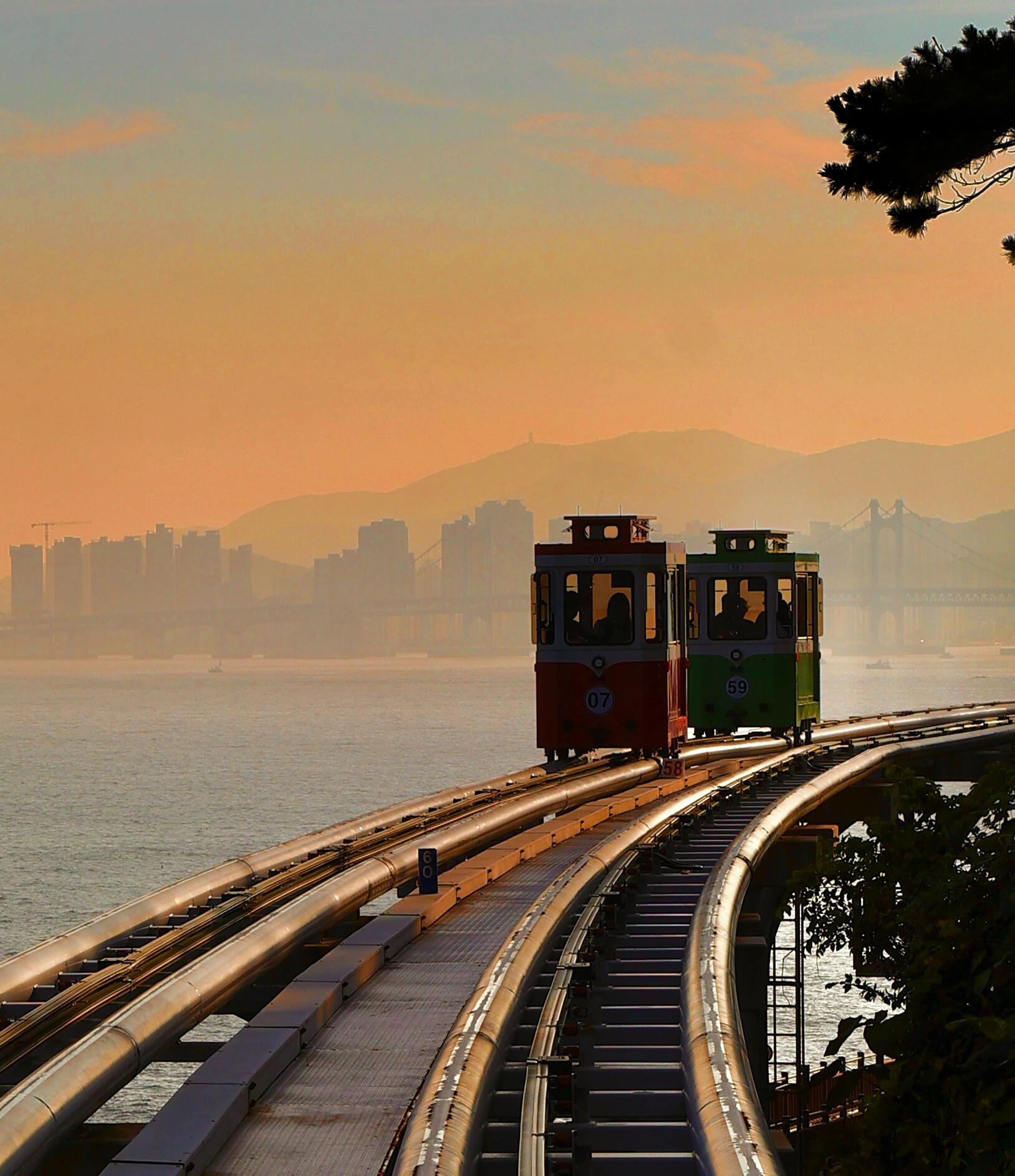 
                        釜山必打卡｜最美海上膠囊小火車??海上多巴胺??清沙浦→麻浦體驗宮崎駿同款海上小火車貼著海岸線前進簡直就像在漫畫里穿梭有種“電影情書??”的唯美再加上好天氣的搭配多巴胺分泌到位了！?Mipo station尾浦站可拍到建筑山群（尾浦去青沙浦靠海邊軌道）?Cheongsapo清沙浦可拍到上下火車（青沙浦去尾浦靠植物內側軌道）?小紅書上很火的小鐮倉在青沙浦站拍??日落時間的票很難買需提前官網定冬日4:30-5:30夏日6:30-8:00#釜山行 #韓國釜山 #釜山膠囊列車 #海景日落 #釜山旅游 #釜山攻略