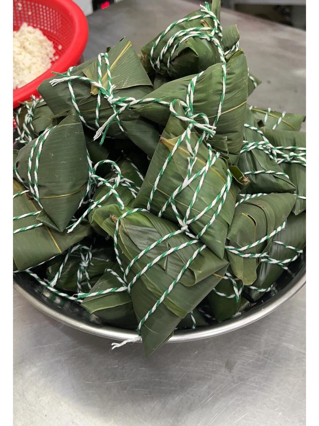 
                        ????手工粽子，你更喜歡咸的還是甜的？端午節又要到了！??手工粽子來啦，全???????郵寄哦~咸蛋黃肉粽子/紫米蜜棗粽子/紅豆沙蜜棗粽子可鹽可甜，你喜歡哪種口味呢？#手工肉粽子 #肉粽粽子 #粽子甜咸黨 #包粽子 #我的美食日記 #韓國生活 #韓國慶北大學 #韓國大邱 #大邱大學 #在韓國包粽子 #在韓國粽子自由 #鮮肉蛋黃粽子 #豆沙餡粽子 #端午節粽子 #蜜棗粽子 #蛋黃粽子
