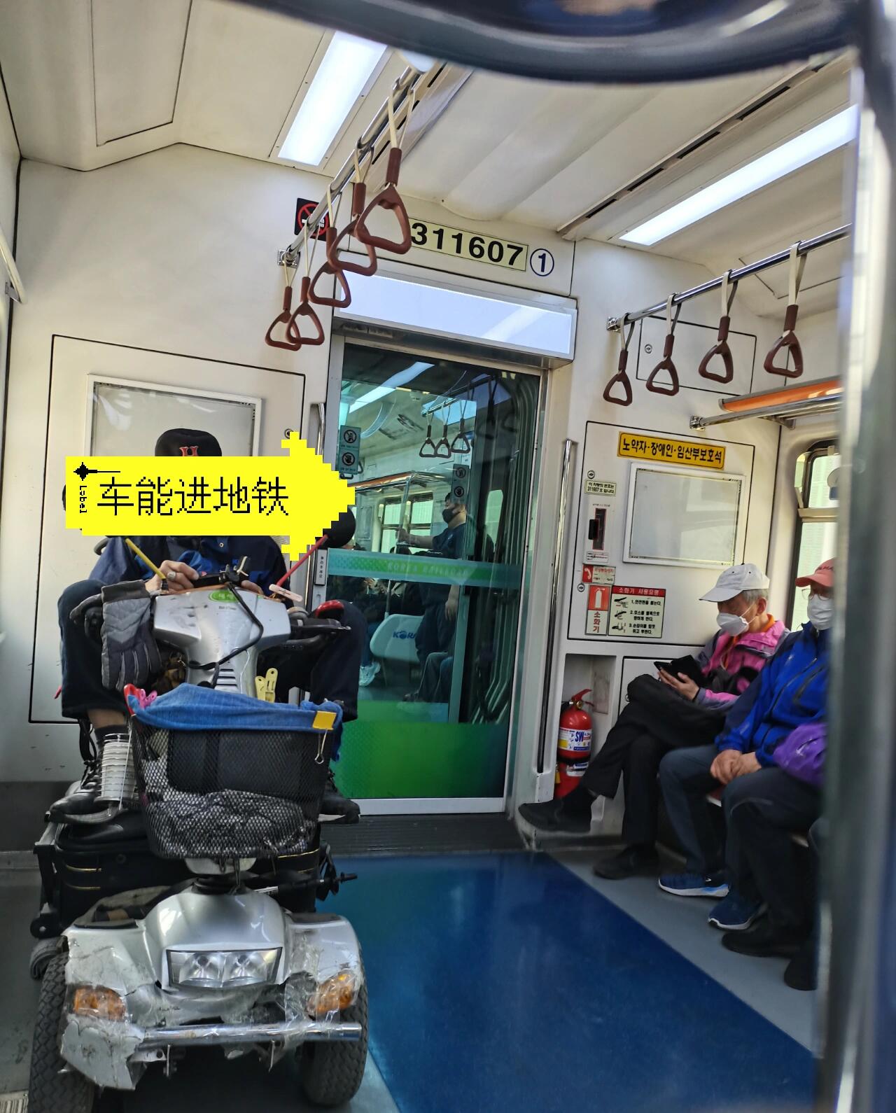 
                        今天讓我驚訝的3件事韓國地鐵里?有鳥兒隨便飛(當然這個地鐵站不是室內) ???電瓶車能開進地鐵(這個好像不錯!以前騎自行車騎累了想坐交通工具回家的情況...) ???地鐵站里有一個男人隨地吐痰 ??#韓國 #韓國地鐵 #韓國生活 #韓國見聞