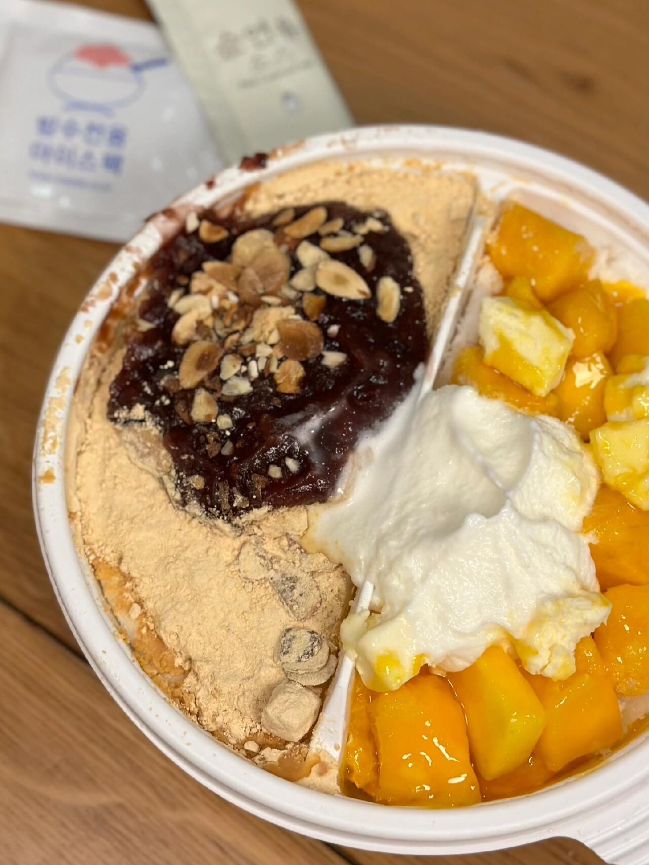 
                        韓國旅行????在首爾吃飯(下)美食紅黑榜????4日3夜韓國首爾旅行圖2: gelato??好吃??本來是奔著大家都推的蘋果味而去的，但那天沒賣。試了另外的米味，也很不錯～??glt圖3:米酒奶昔??好喝??挺好喝的，不會有明顯的酒味，喝多幾口略膩。??巴黎貝甜圖4:炸雞、炸芝士球??超級好吃?大愛芝士球！軟軟糯糯又拉絲！放涼了也好吃。忍不住吃了一整盒，好罪惡但停不了口。炸雞也很不錯，但分量有點大。??bhc圖5:蒜泥豬肘??好吃??超多蒜泥，是偏甜口的豬腳，是清爽口感不黏膩～看上去份量超多，但其實下面是骨頭墊起。兩個人解決掉沒難度哈哈～排了一下下隊，可以在店門口寫名字再去附近逛喔。?????? ????圖6:烤肉??一般??是米其林推薦店，也是很多人排隊，去第二次才吃上。我是早上11點去吃的，環境很好很干凈。菜品擺盤也偏精致的，但味道確實很一般。說實話上一篇介紹的那家好吃100倍。????圖7:芒果起司冰、黃豆粉紅豆冰??超級好吃?就在弘大bhc的隔壁～可以吃完炸雞去吃冰～芝士粒有點似冷凍的芝士蛋糕～酸甜口～跟冰很搭。而且挖到里面也有料，不會說吃完表面就不想吃了。堂食不能雙拼的！圖中的雙拼冰的點外賣才有！個人覺得還是芒果比較好吃，但紅豆冰也不錯的～??雪冰??#韓餐 #烤肉 #甜品 #探店 #韓式烤肉 #韓國 #韓國旅游 #韓國自由行 #首爾探店 #首爾美食 #首爾旅行 #韓國炸雞 #韓國生活 #韓國料理 #韓國美食