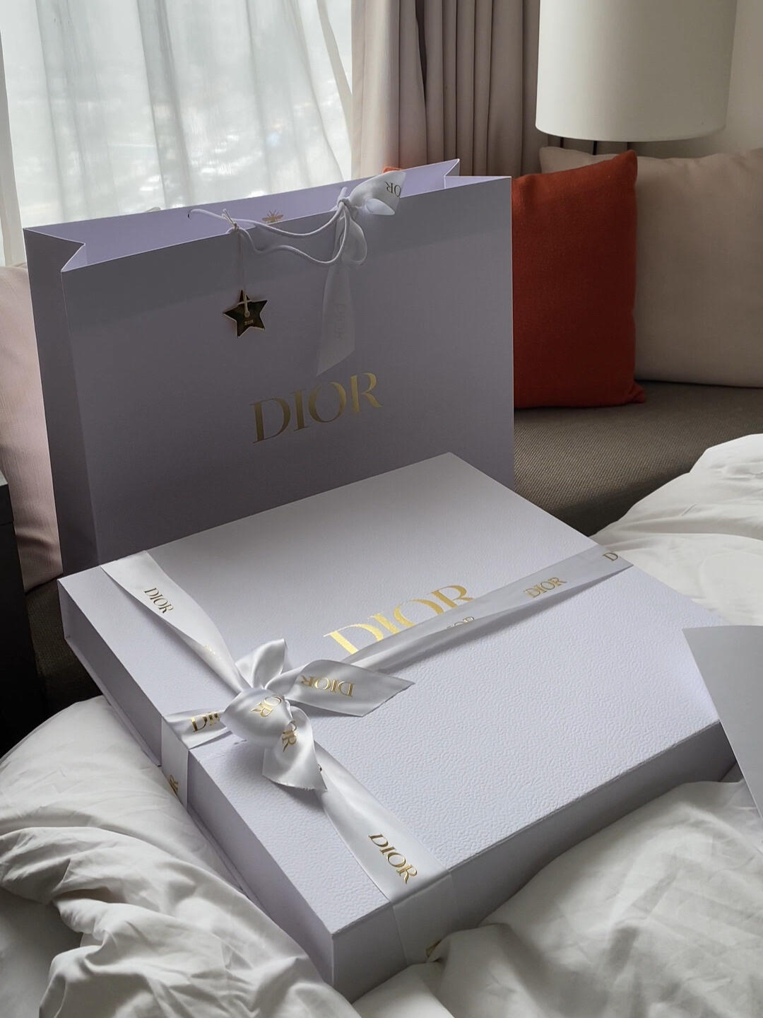 
                        沉浸式開箱 | Dior 送來的超巨型Pizza ??一口氣開箱三件限定產品今天不談愛馬仕，換個風格，來個靜靜的Dior 開箱話不多說，希望大家看得舒服治愈點 ??分享一下，我在????Dior 近日的燃錢時刻上次說買了不少東西，今天就來開箱在韓國購物可以退稅，比在香港劃算那么一丟丟Dior 送來的巨型pizza 盒子沉浸式開箱體驗1. Pizza 盒的小秘密 ??2. Dioriviera 2023 限定產品 ??3. Dior Sling back 鞋 ??大家最近有在Dior 淘到什么好物嗎？快來分享你的開箱心得吧！#Dior #沉浸式開箱 #我的開箱日常 #迪奧 #韓國圣水洞 #韓國探店 #韓國旅游 #首爾探店 #日常穿搭 ????????