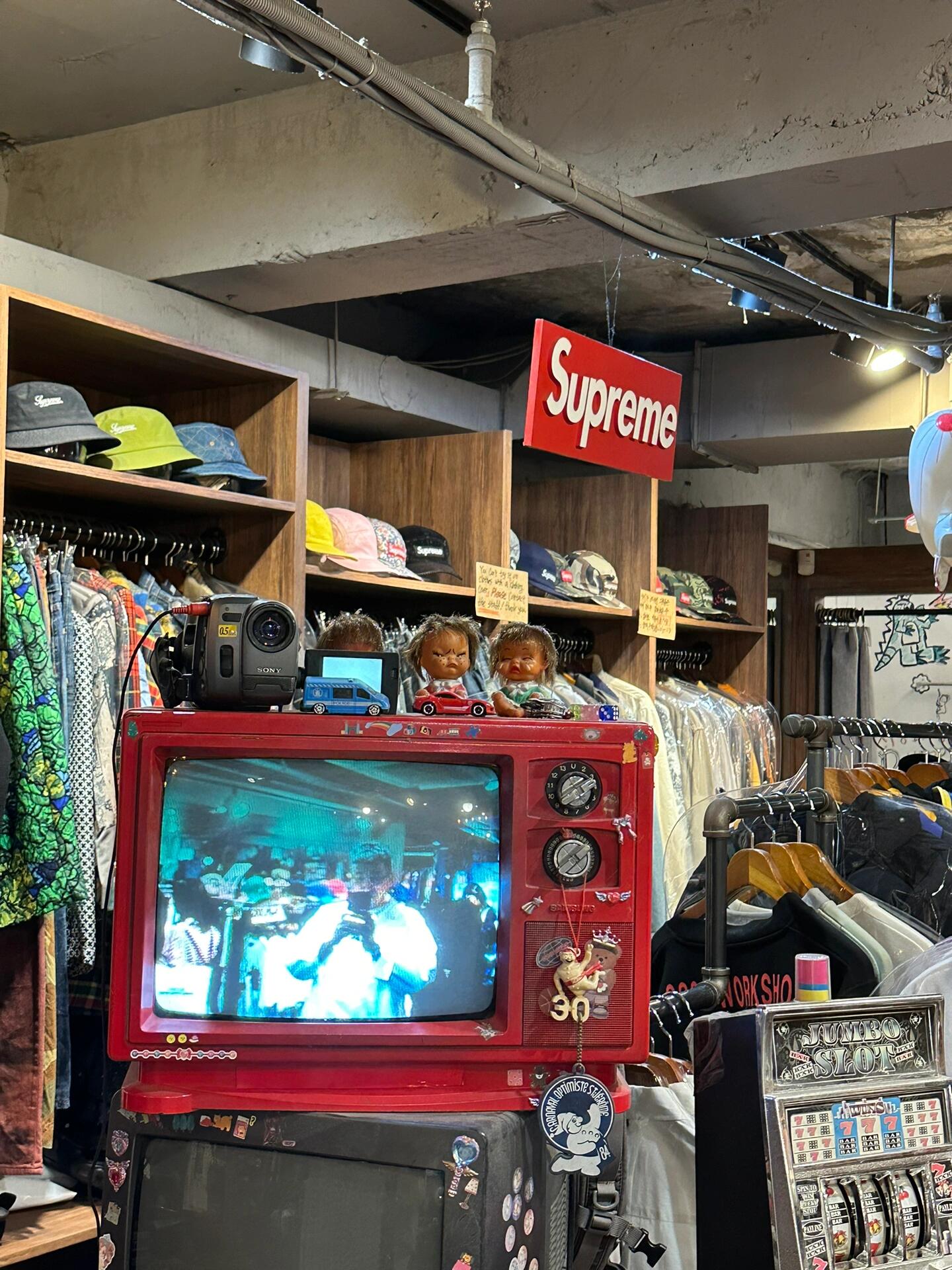 
                        韓國首爾每日10小時CityWalk！真的，首爾太適合走走逛逛了！買了一雙跑步鞋，每天10小時不停地逛吃逛吃！走到哪兒，蹲到哪兒，坐到哪兒！??#韓國 #首爾旅行 #新沙洞林蔭路 #首爾林 #漢南洞 #圣水洞