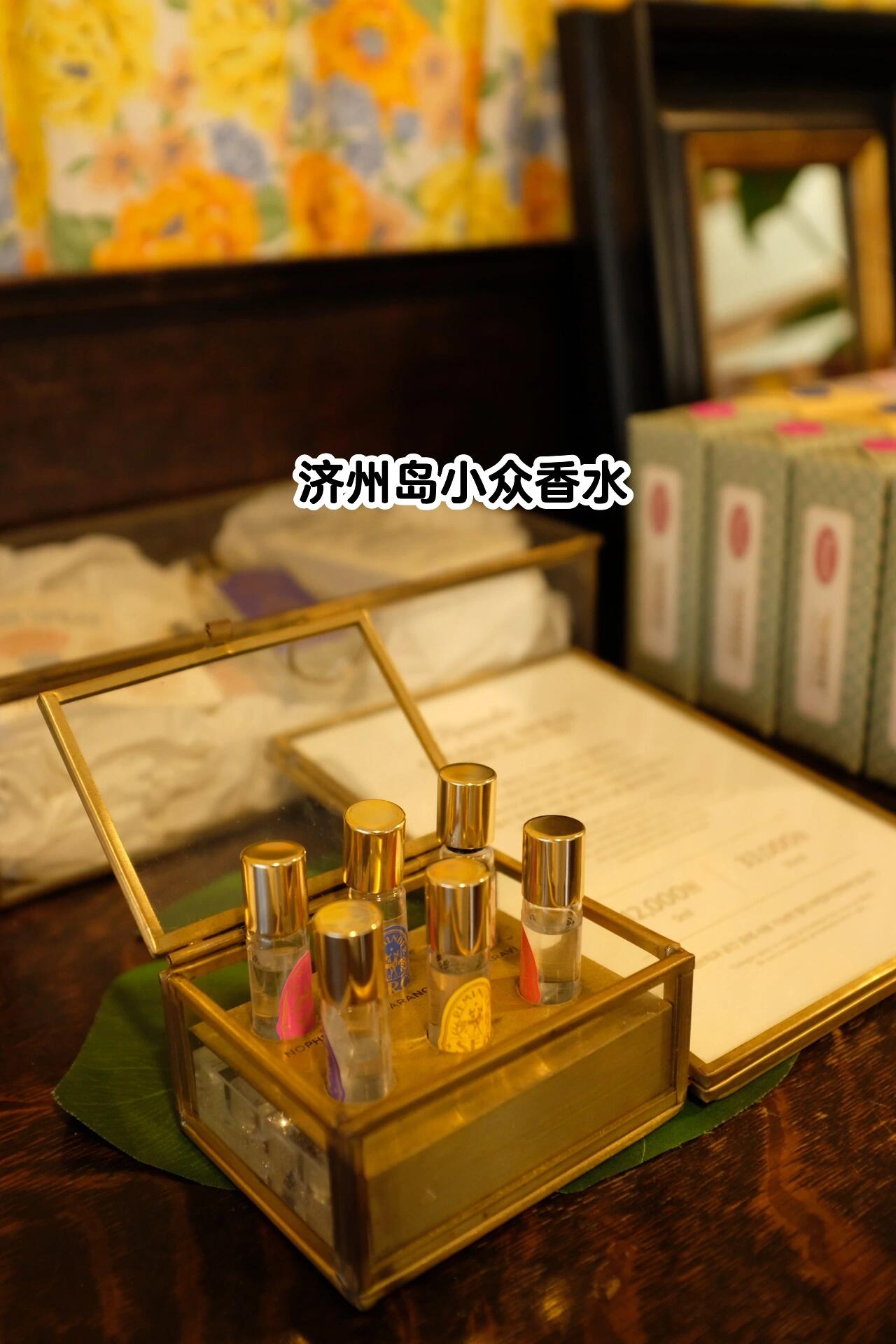 
                        韓國???記錄我在韓國買了什么????中秋國慶分別去了濟州島和首爾，感覺濟州島真沒啥買的，還是要靠首爾。不過濟州島的Olive Young貨比首爾全，個別價格比首爾好。??首爾圖1-12，其他是濟州島買的mardi衛衣-漢南洞店-入了深藍粉色小雛菊和深灰色臘腸狗，版型超級好，超級韓，感覺穿上有立體感。國內的版本袖子很長褶皺很多，下擺的松緊也和韓版有差距，75000w不打折400出頭。????Badblood 衛褲-漢南洞店，本來想買他家的辣妹裝，但是夏天過了不能穿了，入了這個乳白色褲子，貌似是新款，卡在跨上穿，版型超級美式休閑，稍微長，適合164以上的身高，??400多。rockfish-漢南洞店，風很大的雨靴，第一天去沒有我的碼，被告知第二天有貨，11點半開門，不要早去，他們剛上新貨理貨要等1點才開門。為了買它花了很多時間，結果回來穿上筒口磨腿，穿一會腳會出汗，腳尖版型很瘦，腳趾頭之間會磨腳。我是瘦腳，所以感覺不適合腳寬的妹子，會很不舒服，但是碼是正的。Ept休閑鞋-晚上6點半去的，排隊了1小時才進去，不得不說腳感很好很舒服，好像是牛皮的??121000，很值得入，買的淡藍色尾標的好看。馬丁博士8孔厚底硬皮-弘大店打六折還算劃算，美麗兇器，磨腳后跟和小腿，尺碼偏小半碼。免稅店化妝品感覺新羅折扣比樂天大，但是品牌不多，可以兩個免稅店對比下。赫蓮娜、海藍之謎全場6折，SK2七折，面霜套裝55折，都太便宜啦。風很大的冰塊唇釉超級好用，3號和15號色絕美。韓國的泡泡騷都超級好看，??搜不到同款。濟州島Olive Young -在咸德店買了超多，回來用了幾樣都很好用，魚腥草面膜，果達兒精華面霜，ISOI的用了都感覺很好??。貝果買2送1，后來去首爾就沒看到洋蔥口味的打折。Wonder Place七星路店衣服很便宜，Gola衛衣好看喜歡，小包包很輕很便宜，制服感襯衫可以搭配很學院風。濟州島小眾香水，粉色標簽的最好聞，水果味道甜甜的，后悔沒有買大毫升。#韓國旅游 #記錄生活 #韓國穿搭 #購物分享 #首爾探店 #mardi衛衣 #出國游