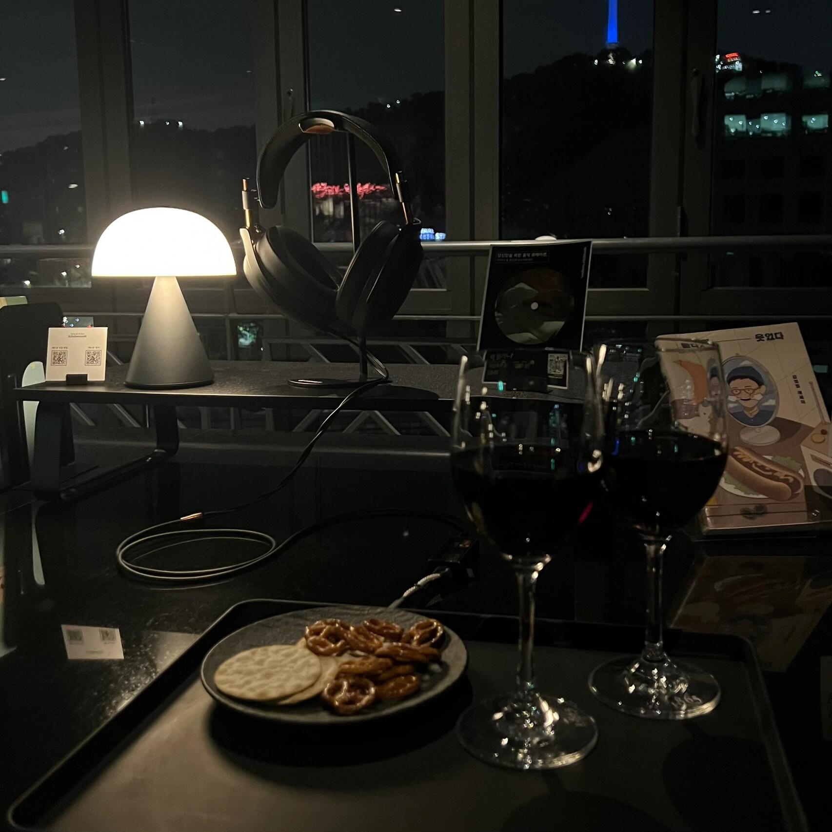 
                        ????明洞夜景 | 南山塔下的爵士樂調??想要在首爾找到一個特別的夜晚體驗嗎？來明洞的這家爵士樂酒吧就對了！??每到周四、周五和周六晚上，這里都會有現場爵士樂演出，讓你在音樂的包圍下享受一個美妙的夜晚。??記得要提前兩周預約哦！酒吧位于酒店的14樓，入場費已經包括了一杯酒，你可以選擇紅酒??、白葡萄酒??、威士忌??、啤酒??或是軟飲料。還有小餅干可以隨意享用，真是貼心！??我們那天到得稍晚，雖然沒能搶到沙發，但選擇了靠窗的位置，拍照效果更佳。??中場休息時，打開窗戶的那一刻，我被眼前的景色驚艷到了——南山塔就在眼前！服務員還特別拿著燈幫我們拍照，超級貼心。??演出結束后，我們被告知露臺的視角更佳。上去一看，滿眼的星空和南山塔，只能發出“哇”的感嘆。??這個季節的夜晚，坐在樓頂，面對著南山塔，圍著火爐和好友聊天，感覺太愜意、太有氛圍了。????店名：????????地址：????? ?? ??? 176 ????? 14??營業時間：每周四、周六 19:30 ~ 21:00#酒吧 #爵士樂 #吃貨在首爾 #我的美食日記 #首爾南山塔 #明洞 #首爾探店