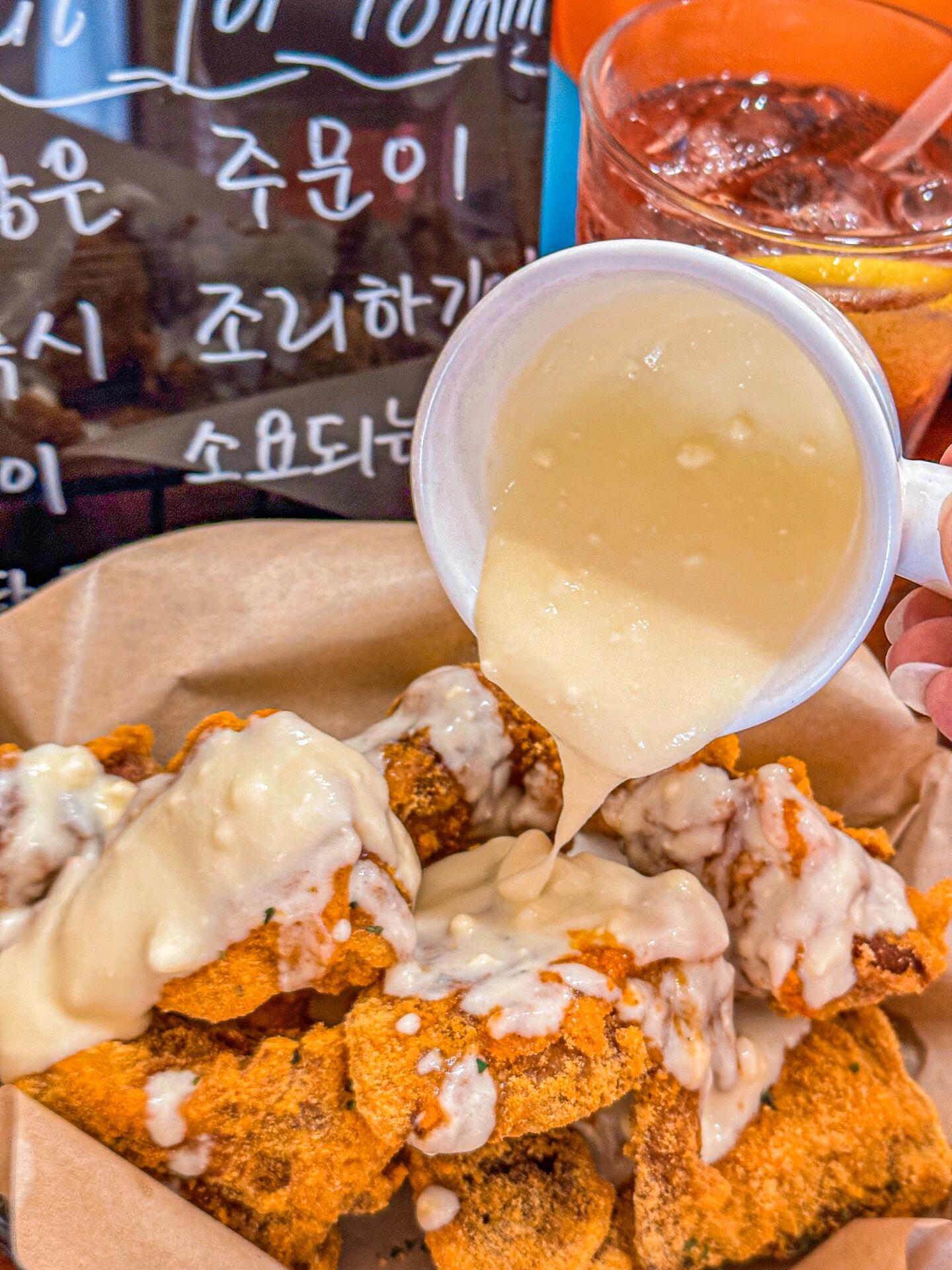 
                        不是首爾明洞！！就沈陽！！wuli！#明洞 #沈陽美食 #沈陽吃喝玩樂 #沈陽炸雞 #韓式炸雞 ??沈陽的小伙伴們注意啦！不用飛去韓國，在沈陽就能體驗到正宗的韓式炸雞！?? 這里的炸雞不僅味道正宗，而且價格也很親民。無論是和朋友聚會還是一個人獨享，都絕對讓你大呼過癮！快來試試吧！