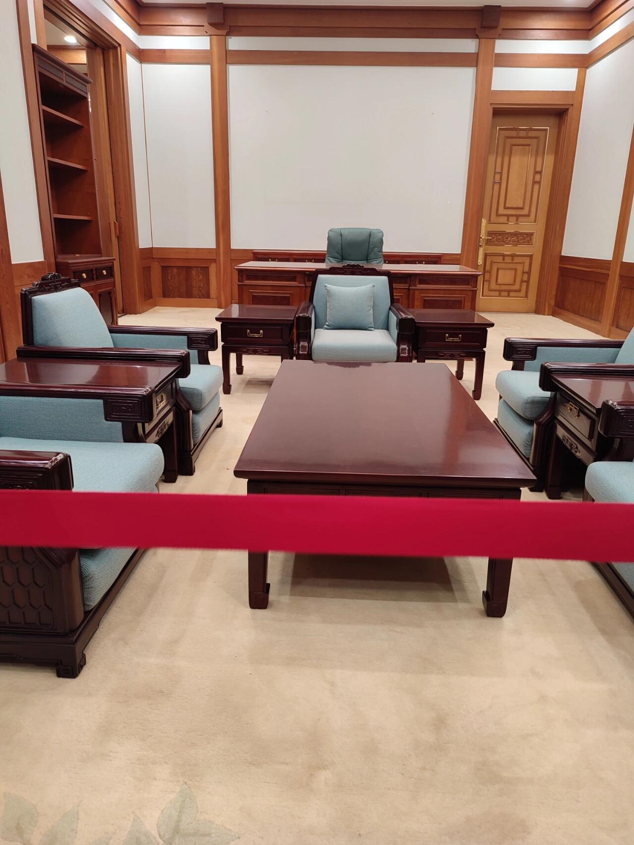 
                        青瓦臺游覽記托兒子小盟友韓國寶媽的福，這次終于實現了給娃兒們種下總統夢想的愿望。從預約到行程車輛安排，全程都是韓國寶媽獨自完成，全團一半都是寶貝兒們～（悄悄地說一下，沒有一個寶寶對成為未來總統懷揣夢想??）值得一提的是，寶爸們也是背背抱抱，承擔起開車背娃看娃的重任。建議：1. 遮陽傘??2. 冰水必備??3. 去之前先預約好車位??4. 當然，井岡山也是食后景，一定要吃飽了再進入！（內部不讓進食??）5. 內部草坪不允許踩踏，雖然有人執勤，（一天上萬次提醒真心覺得不容易）自覺為最！！！6. 有寶貝的建議帶個育兒車??（內部多為徒步路線???♀?）7. 友人們也可以順帶參觀景福宮??8. 最好穿運動鞋??#青瓦臺 #韓國 #媽媽經驗分享 #韓國旅行 #親子游 #旅游攻略