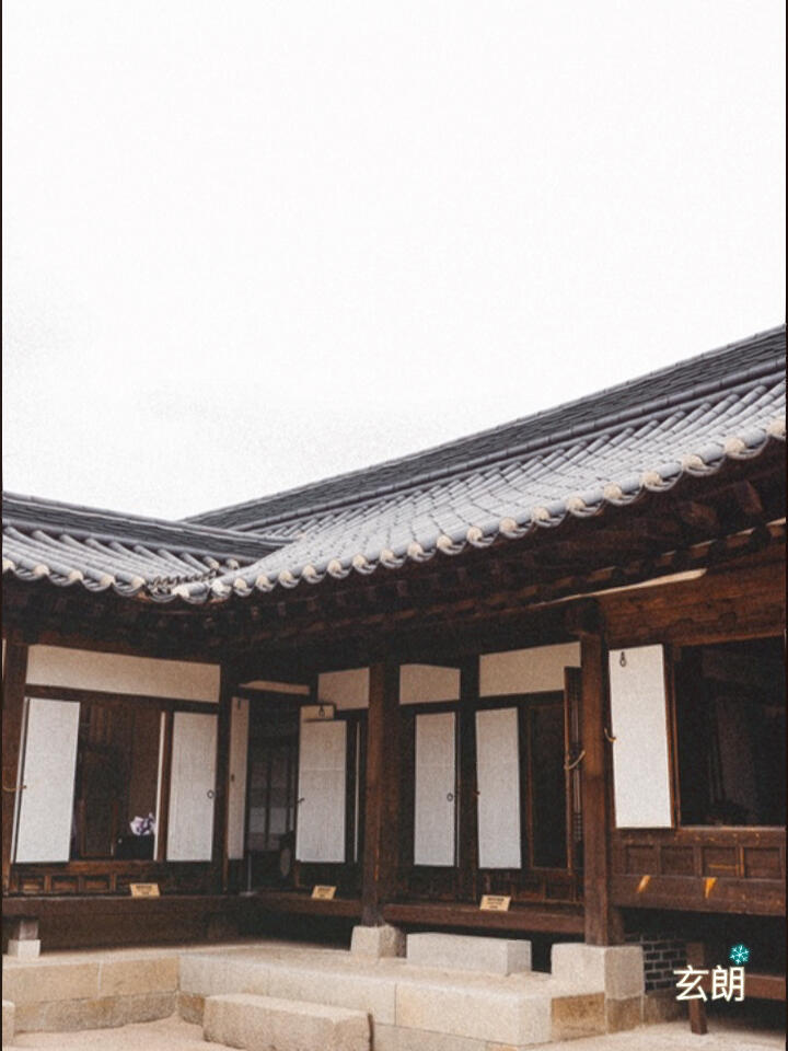 
                        【景點拍】-首爾南山韓屋村*南山韓屋村*??地址：退溪路34街28??地鐵：3號線忠武路4號出口徒步5分鐘??門票：免費?開放時間：11月 ~ 3月 09:00 -18:004月, 5月, 9月, 10月 09:00 -19:006月 ~ 8月 09:00 -20:00休假日：每周星期二（若星期二為公休日時，第二天為休假日）#韓國 #攝影 #傳統文化 #首爾南山塔 #韓屋村
