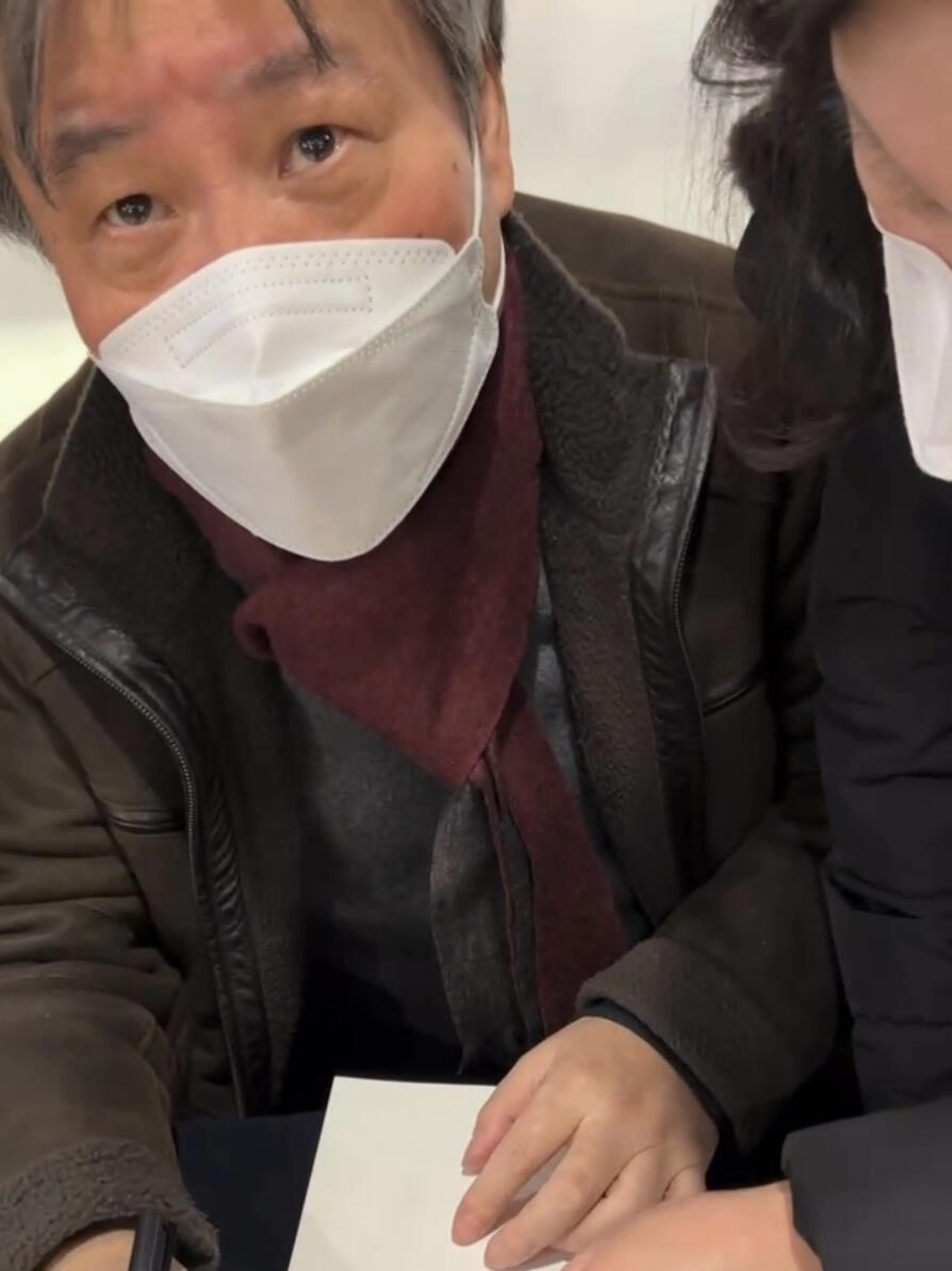
                        ????｜余華老師簽售會，他竟然叫了我的名字！！！??哭了哭了，我實現了夢想！余華老師那驚訝的小眼神超級可愛??簽名時第二位粉絲的筆頓了一下，那迷茫的表情也太迷人了吧！??之前的抑郁全消，最讓我心動的是結尾他還說了一句“?????”（謝謝你）。他簡直是人間的小太陽啊！！！??