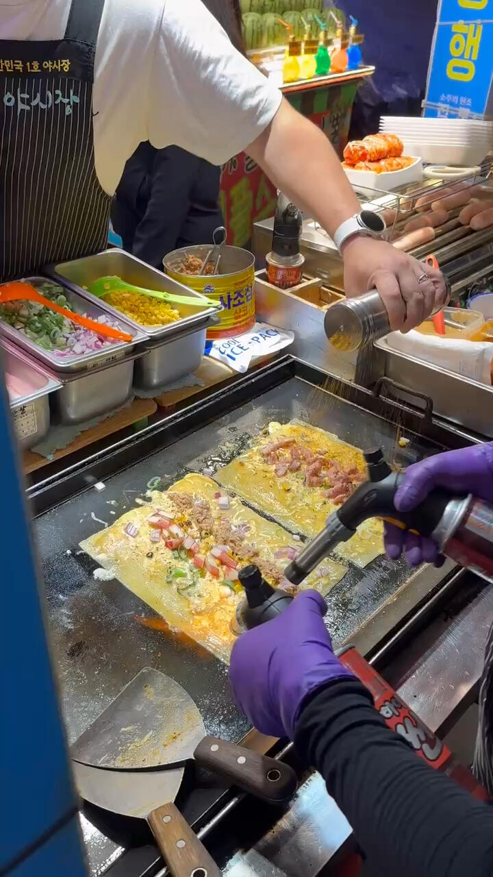 
                        釜山廣安里市場的神級烤冷面！???釜山廣安里市場有一家晚上七點半才開始營業的小推車烤冷面（??????），蔬菜味5000韓元，金槍魚味6000韓元，臺灣烤腸味7000韓元。超級超級好吃！我愿稱之為全韓最好吃、料最多的烤冷面，完全是東北正宗的味道！你還可以要求多放醋、多放醬哦~地址：?? ?? ??1? 48，烤冷面在第二家。里面還有一家麻辣面也非常好吃。營業時間：晚上七點半開始，具體結束時間不詳，風雨無阻。#韓國留學 #烤冷面 #釜山旅行 #釜山美食 #美食日常 #釜山廣安里 #釜山海雲臺 #美食分享