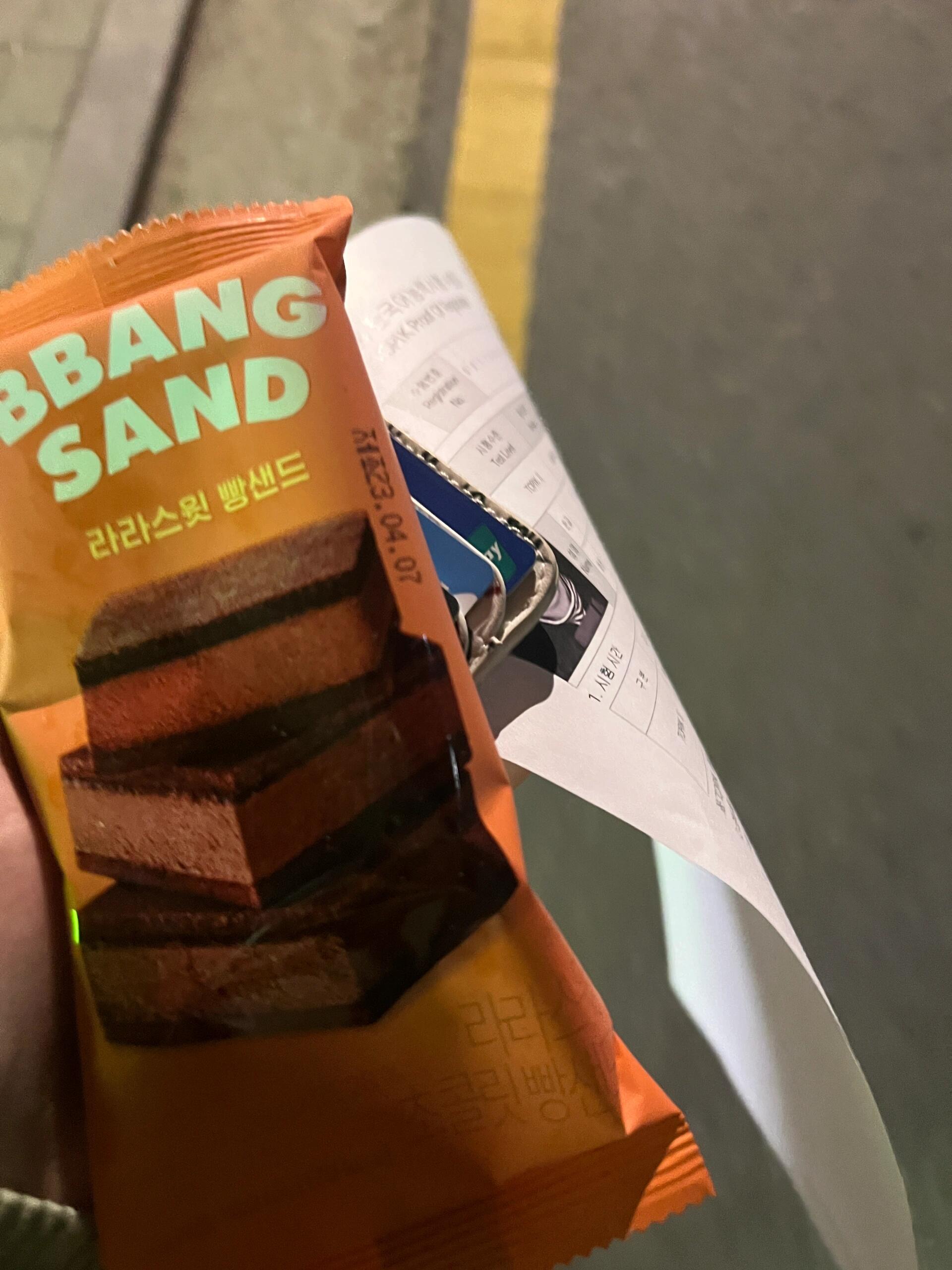 
                        在韓????必吃的冰淇淋！錯過會后悔！這款冰淇淋真的是超級美味！松軟的布朗尼蛋糕夾著巧克力冰淇淋，完全不會膩！！我可以連續一周每天都吃一個????好像只在極個別的CU便利店有賣，千萬別撲空哦～#首爾美食 #韓國留學 #韓國生活 #韓國美食 #韓國冰淇淋