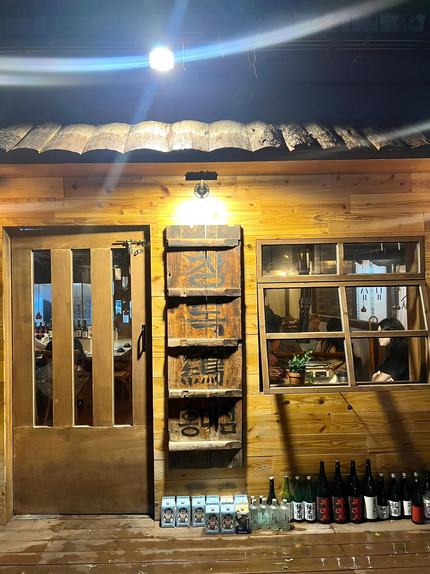 
                        ????碳烤雞肉拼盤??特殊部位燒烤專賣店分享一家位于弘大商圈的碳烤雞肉專賣店，主打的是雞肉特殊部位拼盤，包含雞里脊肉/雞脖子/雞心/雞胗/雞翅膀/雞腿肉??每桌都有專屬的碳烤爐，全程專人幫忙烤肉??每種部位的雞肉吃起來有不同的口感，肉汁豐富且肉質嫩到讓人難以置信這是雞肉主食我們點的奶油炒碼面奶香味超濃郁，面條裹滿微辣的奶油醬汁真的好好吃！還有一個意外的菜色是麻婆豆腐???介紹說韓國老板曾經游學中國，是野心菜一！不得不說這里的麻婆豆腐真的好好吃，麻中帶辣讓人很想點一碗白飯配著吃??整體氛圍也不錯，很適合配杯酒聊天慢慢吃～??2號線合井站5號出口步行5分鐘???????????? 碳烤雞肉拼盤半盤 ??????????36000???? 麻婆豆腐 ?? ???????15000???? 奶油炒碼面 ???????12000??店名: ??? ???地址: ?? ??? ???8? 16-22營業時間:16:00-24:00＊本原創內容未經同意，禁止轉載?#韓國日常 #韓國美食 #首爾美食 #首爾探店 #首爾生活 #吃貨在首爾 #韓國旅游 #首爾旅游 #韓國自由行 #首爾自由行 #韓國地陪翻譯 #韓國翻譯 #韓國地陪 #首爾地陪翻譯 #首爾地陪 #弘大美食 #合井洞