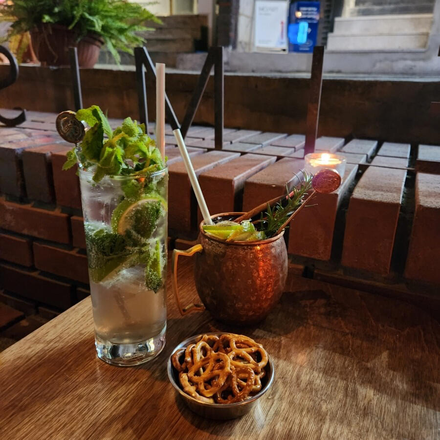 
                        ????韓國探店｜約會(huì)滿分??的弘大小酒館在弘大這個(gè)充滿活力的地方，有一家店白天是咖啡廳，晚上變身成酒吧，我朋友夢(mèng)寐以求的地方，我們昨晚吃完飯就興沖沖地來到了這里。店主真是個(gè)有趣的靈魂，我們到的時(shí)候他正在吃飯，還一邊嚼著飯一邊熱情地對(duì)我們說：“隨便找個(gè)座位坐吧，我這就吃完來幫你們點(diǎn)菜。”??我們一再告訴他不急，讓他慢慢吃，但他那副“我怎么能讓客人等呢？”的表情，真是太可愛了！這家店的裝潢和氛圍都非常棒，非常適合情侶約會(huì)或者和朋友們聚會(huì)閑聊，燈光和蠟燭???營造了完美的氛圍，連音樂播放的都是讓人放松的旋律??這是我最近去過的店里面，感覺特別棒的一家。?????????? ??? ???38? 27 ?? ??? H Cafe & pub#韓國首爾探店 #韓國 #韓國美食 #韓國咖啡 #韓國咖啡店 #韓國咖啡廳 #韓國酒吧 #韓國首爾酒吧 #弘大 #弘大探店 #弘大美食 #韓國約會(huì) #韓國情侶約會(huì)打卡 #韓國約會(huì)圣地