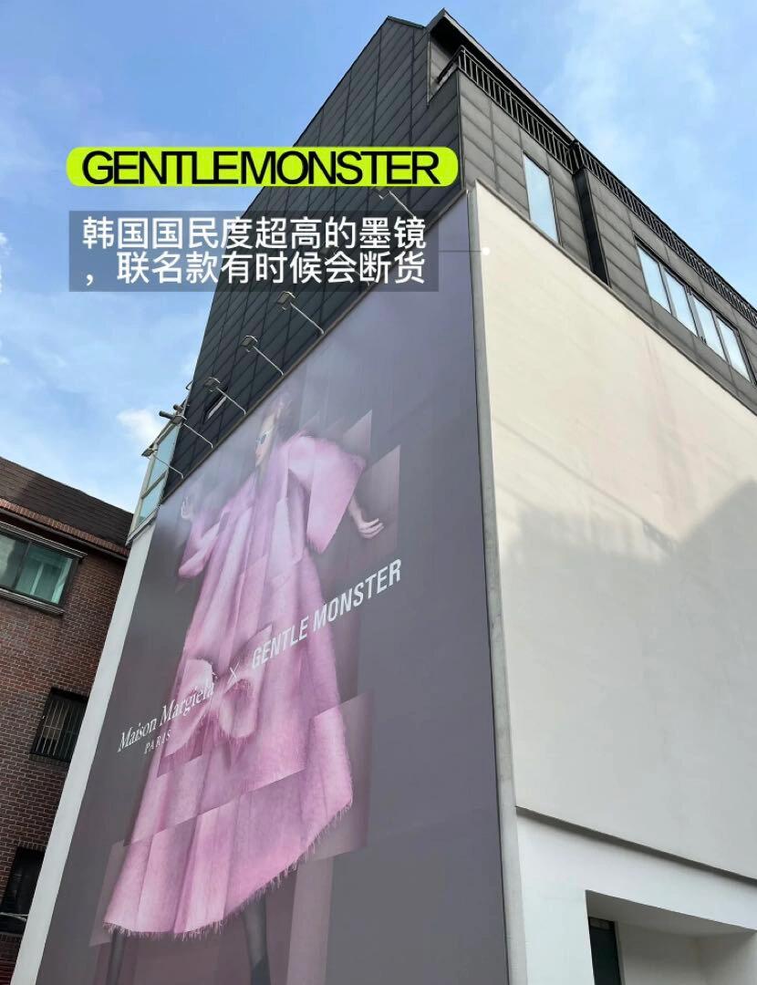 
                        ????沖韓國新沙洞！！這篇攻略快快快碼住?新沙洞作為韓國人近幾年新愛逛地，大抵是因?yàn)榈囟蝺?yōu)勢(shì)，坐落于江南富人區(qū)，俗稱“去買杯咖啡的功夫都能碰見不少明星”的程度，讓我們來詳細(xì)剖解一下新沙洞到底怎么逛！??新沙洞林蔭道大致分為2-3條主街，大家可以跟著我走哈！！?：ALAND??：?? ??? ???175? 78是韓國新晉最好逛的平價(jià)潮牌集合店，明洞也有一家，但是個(gè)人感覺新沙洞的這家更好逛一些，它家的衛(wèi)衣真的很不錯(cuò)，版型基本不會(huì)過時(shí)那種。?：TAMBURINS??：?? ??? ????10? 44 ????來新沙洞必逛的一家店鋪，超大jennie畫像廣告牌也是眾多游客打卡拍照的地方，產(chǎn)品的價(jià)格大概3w韓幣起，裝修設(shè)計(jì)整體也是比較簡潔大氣的。（店鋪正對(duì)面是GENTLE MONSTER）?：INDI品牌店??：?? ??? ????12? 23這家真的有被驚喜到！價(jià)格非常親民而且質(zhì)感都很好，店內(nèi)色系擺放的也很整齊，也支持微信和支付寶付款喔???：韓國id醫(yī)院??：?? ??? ???? 142林蔭路放眼望去最顯眼的一棟建筑，是iu、泫雅、jessi等很多知名藝人網(wǎng)紅的變美打卡，一樓可以跟愛美喵拍照打卡，六樓是微tiao中心，一頓飯錢就可以瘦個(gè)臉神馬的，很劃算喔!?：GENTLE MONSTER??：?? ??? ????10? 23有聯(lián)名款，在韓國知名度非常高的墨鏡，不過很多百貨店都有，也可以在這里試戴逛逛-#韓國旅游#韓國自由行#國慶韓國旅游#周邊游 #韓國 #韓國生活 #國慶假期#韓國旅行 #韓國旅游推薦