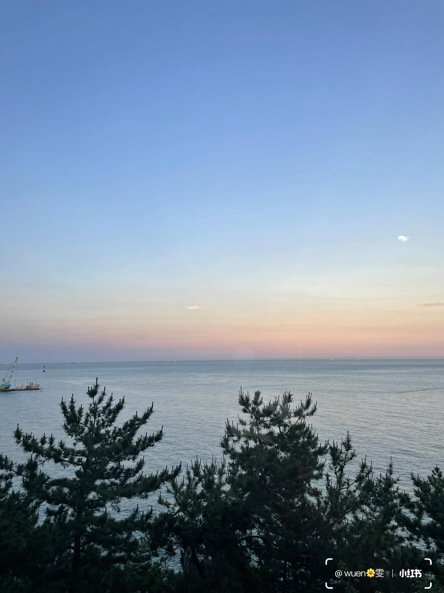
                        ???? 5天4夜釜山之旅 ??繼上次在大邱的打工換宿結(jié)束后，我和朋友來到了這座美麗的海城釜山！釜山人都很親切 ??比起喧嘩冷漠的首爾，釜山多了一份人情味??接下來分享我們兩個(gè)女生5天4夜的行程：Day 1? 從東大邱搭KTX到釜山，1小時(shí)到達(dá)? 3pm入住Mipo Oceanside Hotel? 逛Centum City & Shinsegae Busan（emis, marithe, Spa Land Centum City等）Day 2? 酒店附近海灘? 白淺灘文化村 Huinyeol Cultural Village ??? ????這里真的超～好拍，大推大推??? BIFF Square逛街、吃韓國街道美食（一定要吃堅(jiān)果糖餅 seed hotteok/????！）? 光復(fù)路 Gwangbok-ro ???從BIFF Square步行就能到達(dá)Nike, Adidas等逛街的聚集地? 釜山塔 Busan Tower? 廣安里大橋 Gwangalli Beach ??? ??大概傍晚7點(diǎn)后在海灘的最左邊會(huì)有個(gè)迷你野外電影院呢??Day 3? 甘川文化村較多觀光客，可以打卡出名的小王子和狐貍雕像（沿路都有很多，不一定要拍最出名那個(gè)）還可以在小鋪寫明信片寄回家??? 松島纜車星期日的關(guān)系，人很多，我們也沒有提前訂票，所以一輛纜車坐上大概8個(gè)人?? 建議在平日夕陽西下的時(shí)候去，乘坐纜車之前還可以看看時(shí)間膠囊，一些小王子小狐貍雕像等等? ????在釜山就一定要吃海鮮啊！慶幸有大學(xué)時(shí)期的韓國朋友帶我們?nèi)コ赃@個(gè)松島的海鮮餐館，纜車下來就是了。海鮮真的很新鮮很好吃，推推推！吃完后還可以到餐廳對(duì)面的橋散步，看夕陽，真的好美??Day 4? 海岸列車 尾浦-青沙浦 Beach Train Mipo - Cheongsapo不是很推，很多人，要早點(diǎn)到才能坐前排看風(fēng)景? 清沙浦 Alice Doughnut甜甜圈很可愛，味道中規(guī)中矩??? 海岸膠囊火車 青沙浦 - 尾浦 Busan Sky Capsule Train需提前預(yù)定哦，天氣晴朗的話，選擇夕陽的時(shí)間去！！我是6月初去的，選擇了最后一趟，6:30pm-7:00pm的，全程30分鐘，風(fēng)景超級(jí)漂亮！Day 5告別釜山前往江陵??#釜山 #韓國 #旅行 #美食 #海灘 #文化村 #纜車 #海鮮 #膠囊火車